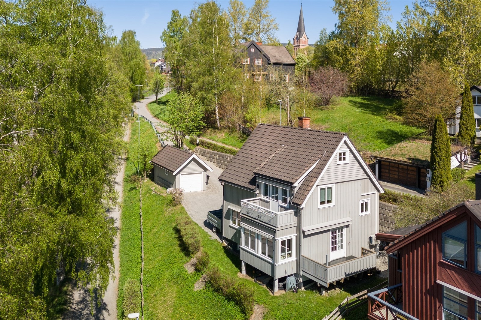 Eiendommen ligger fint til i et attraktivt boområde like nedenfor Lillehammer sentrum. Området er svært barne- og familievennlig med gangavstand til barnehage, skoler i alle trinn og god offentlig kommunikasjon. Galleribilde