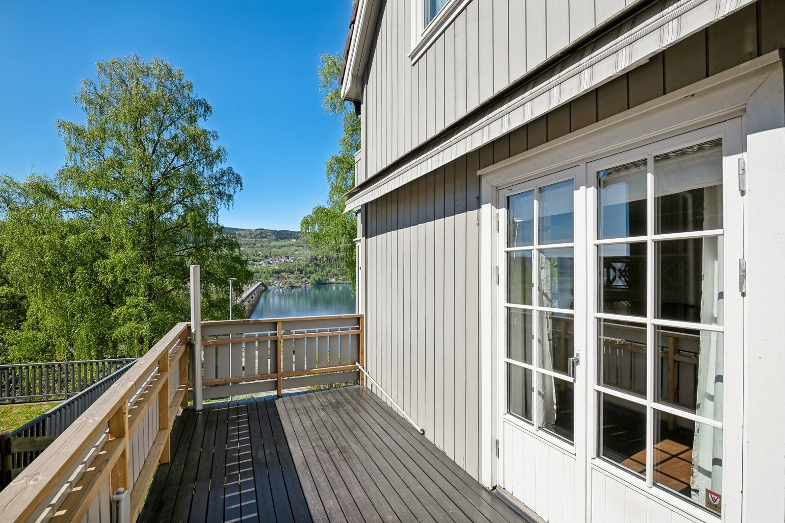 Fra stuen er det utgang til solrik terrasse med utsikt mot Mjøsa! Galleribilde