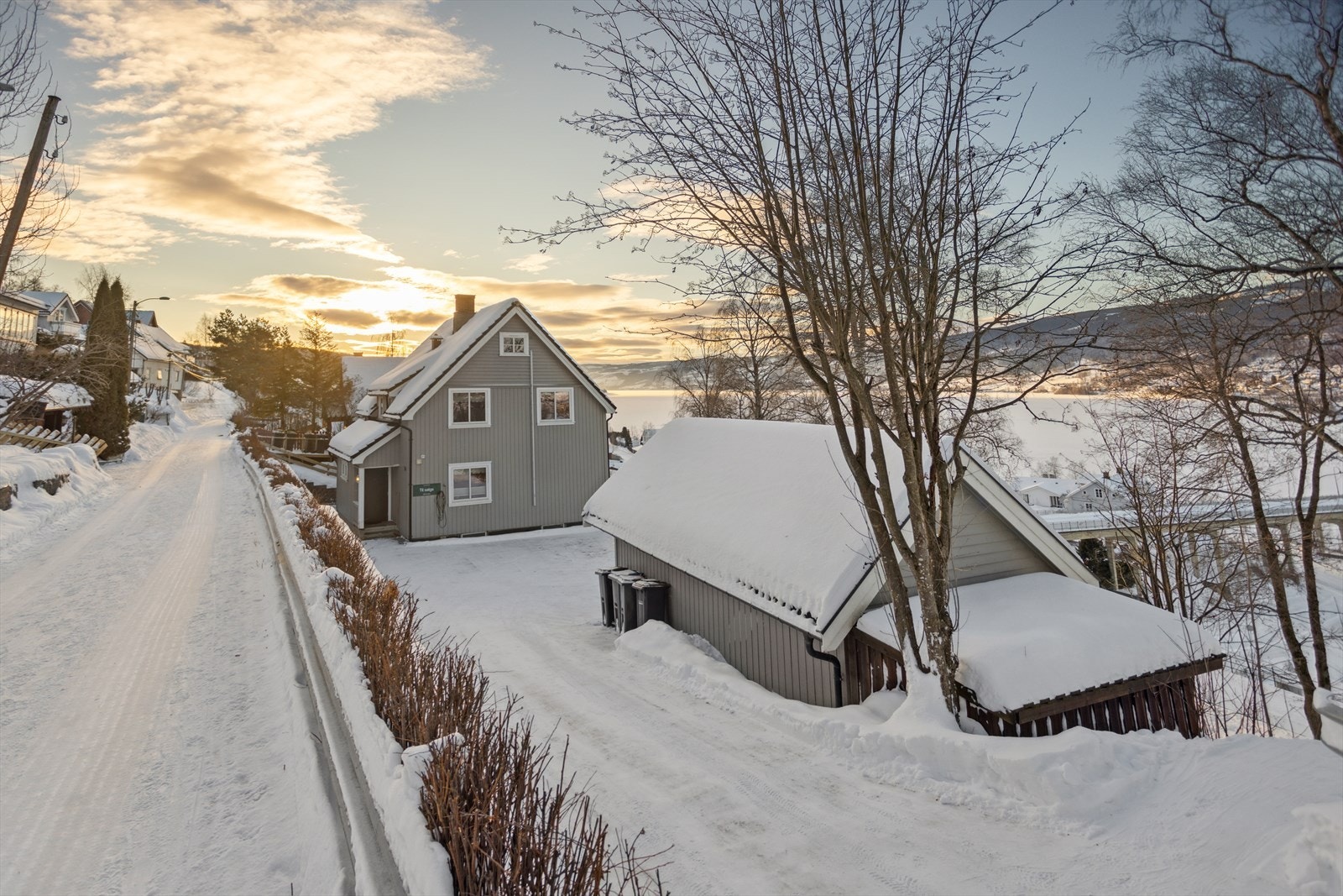 Det er gode parkeringsmuligheter på egen tomt og i garasje. Galleribilde