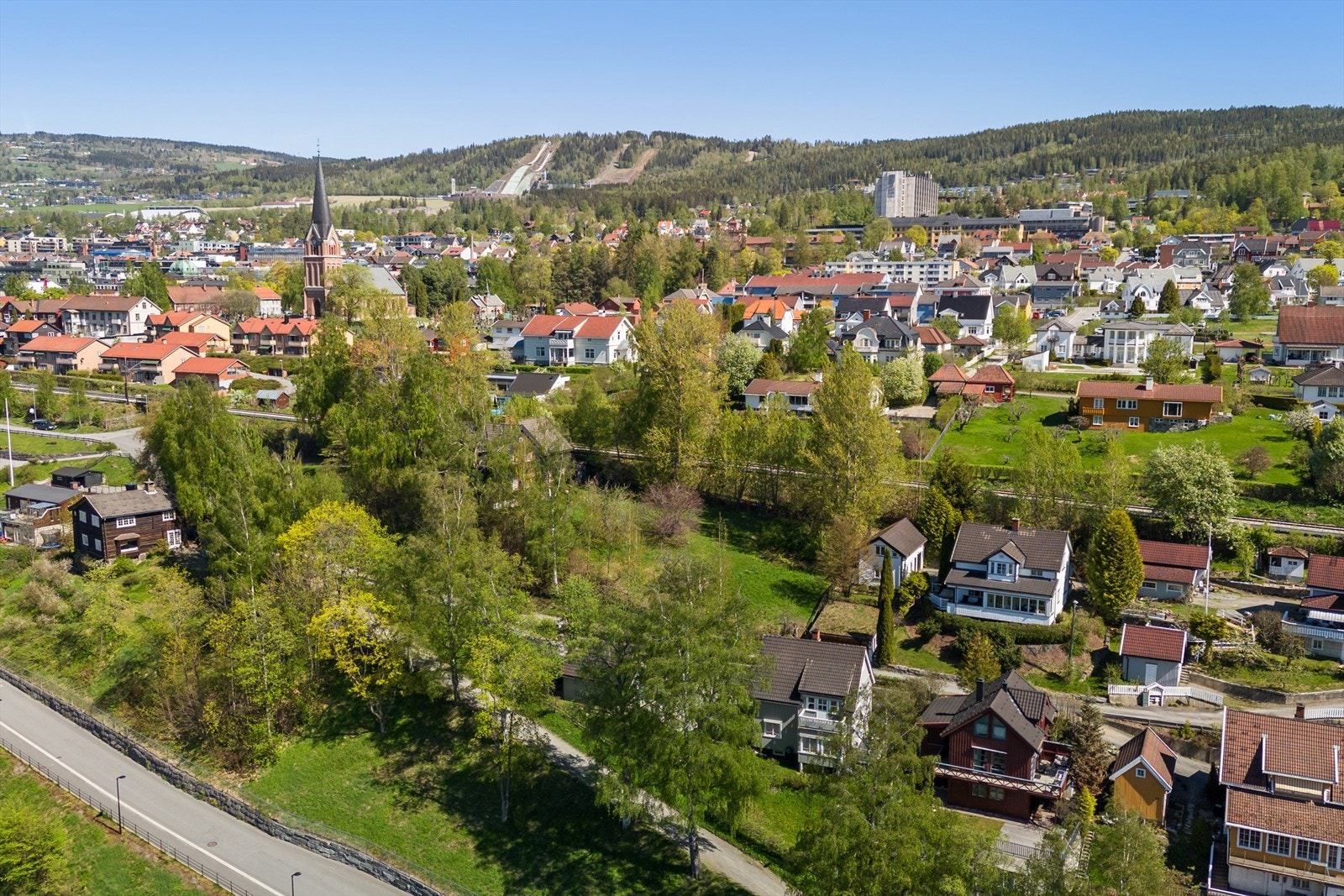 Eiendommen gir deg også nærhet til alle tenkelige fasiliteter med kort vei til både sentrum og Strandtorget kjøpesenter. Galleribilde