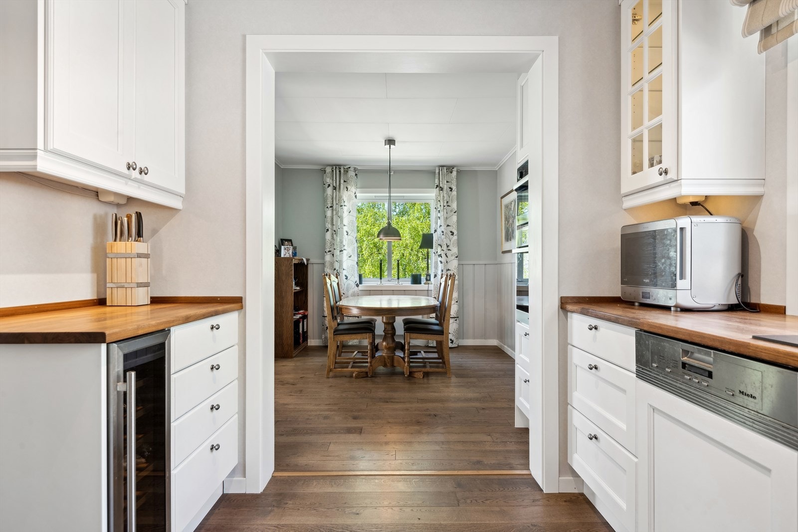 Det er adkomst til kjøkkenet fra spisestuen eller gangen. Galleribilde