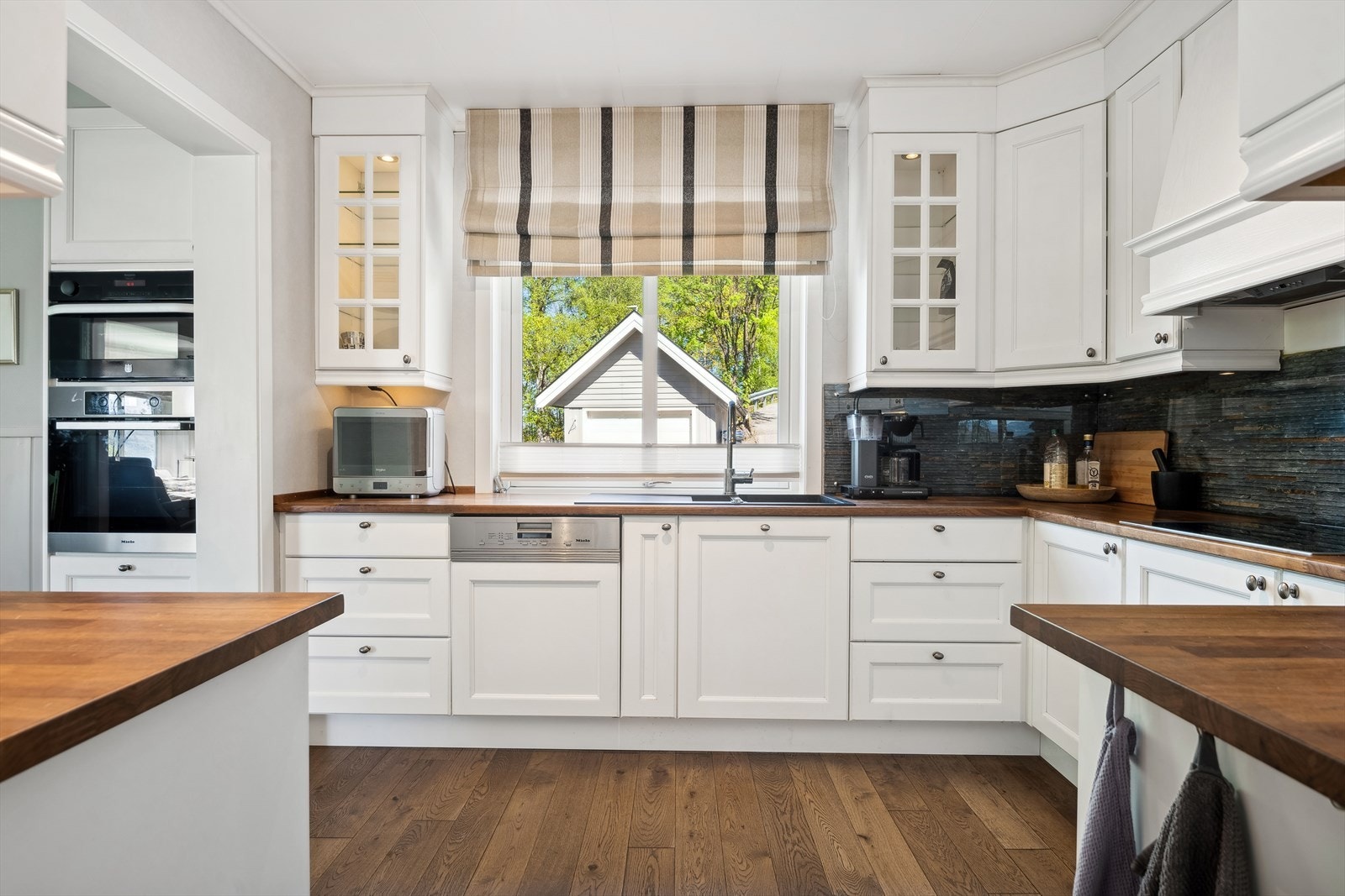 Separat kjøkken som er praktisk innredet med godt med skap- og benkeplass. Galleribilde