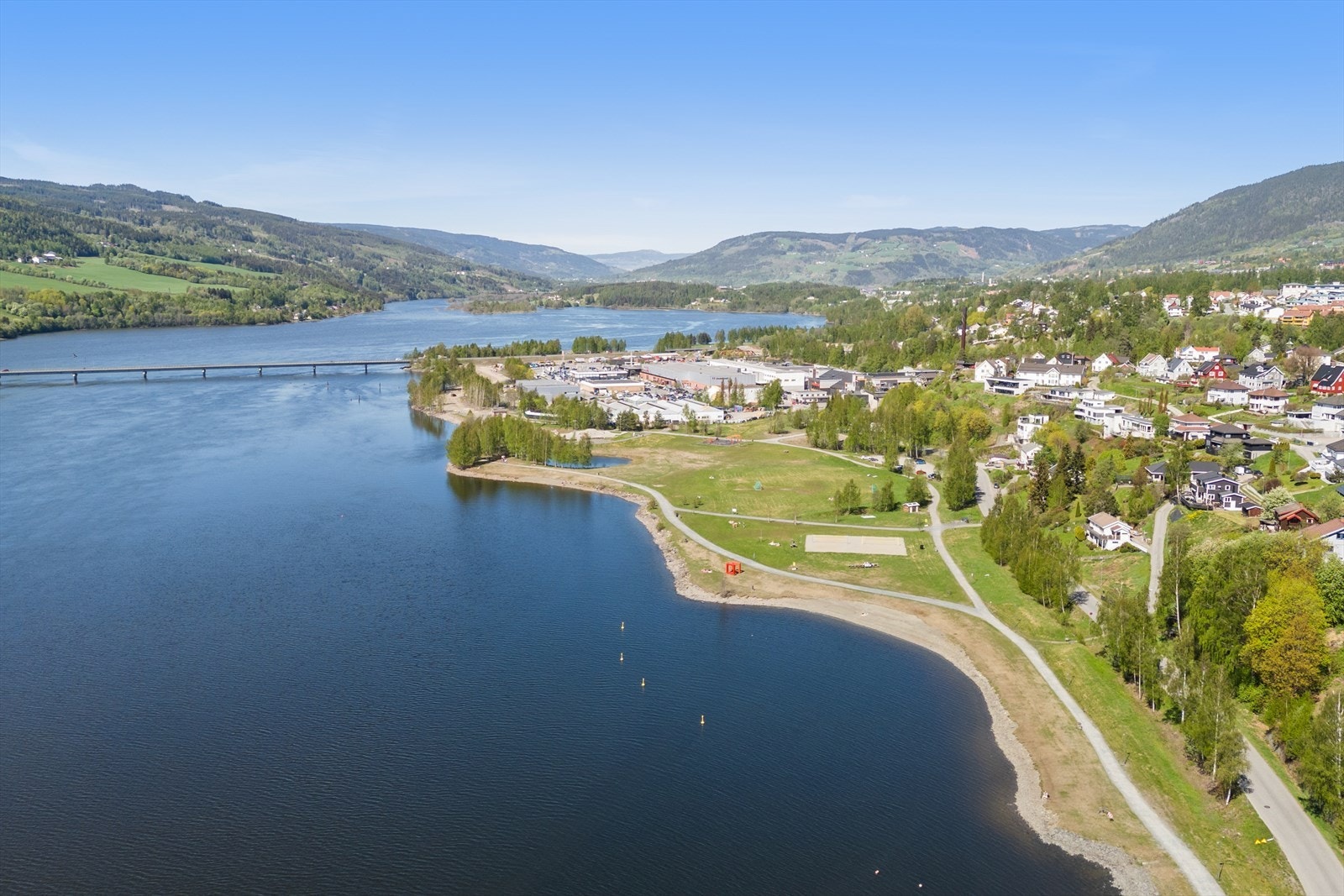 Fra eiendommen er det kort vei ned til strandpromenaden langs Mjøsa og Lågen. Et flott område for aktivitet og rekreasjon. Her er det flere badeplasser, sandvolleyballbaner, skatepark, disc-golf, toalett m.m. Galleribilde