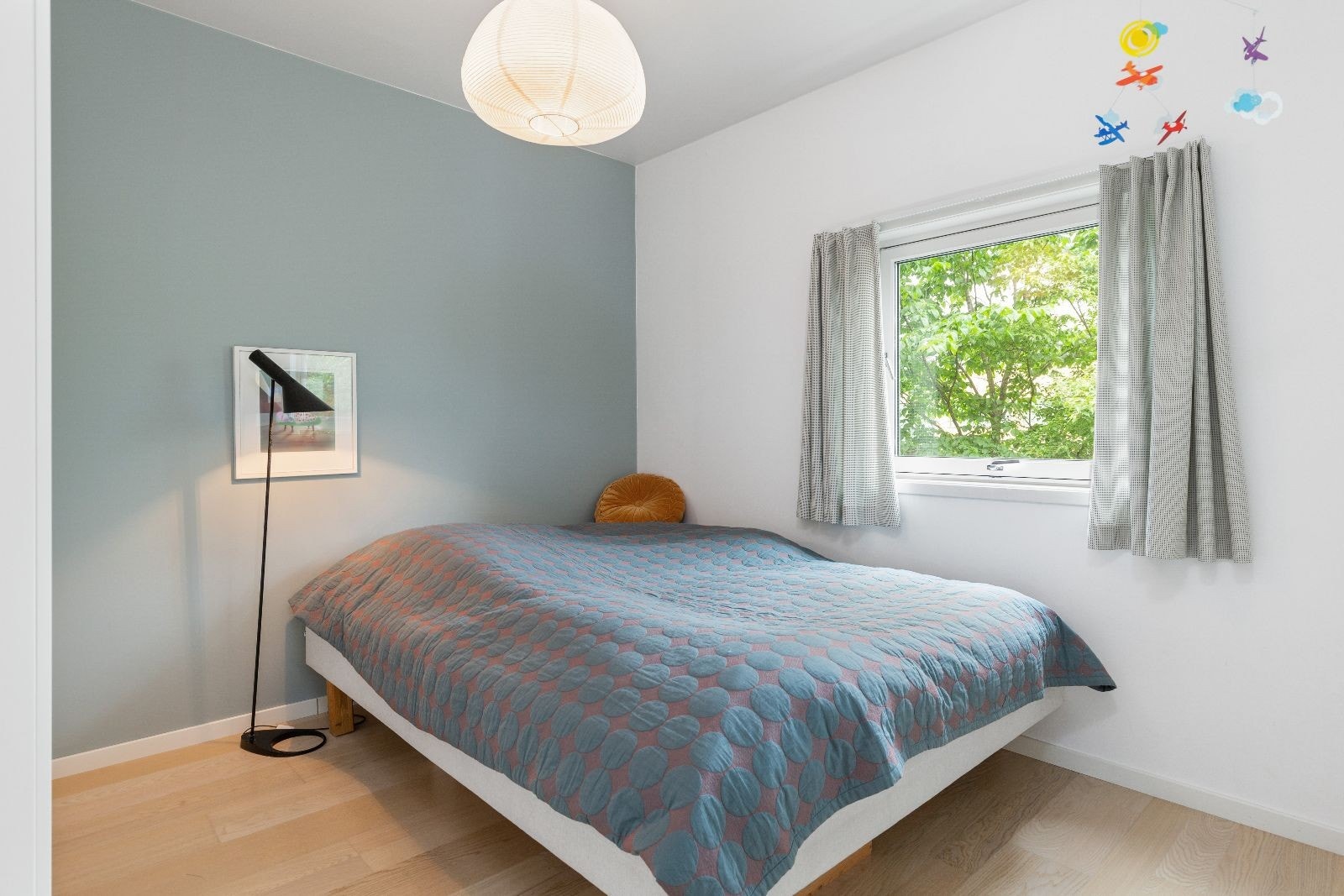 Soverom 1 ligger ved stue. God plass til dobbeltseng og garderobeskap følger med. Galleribilde