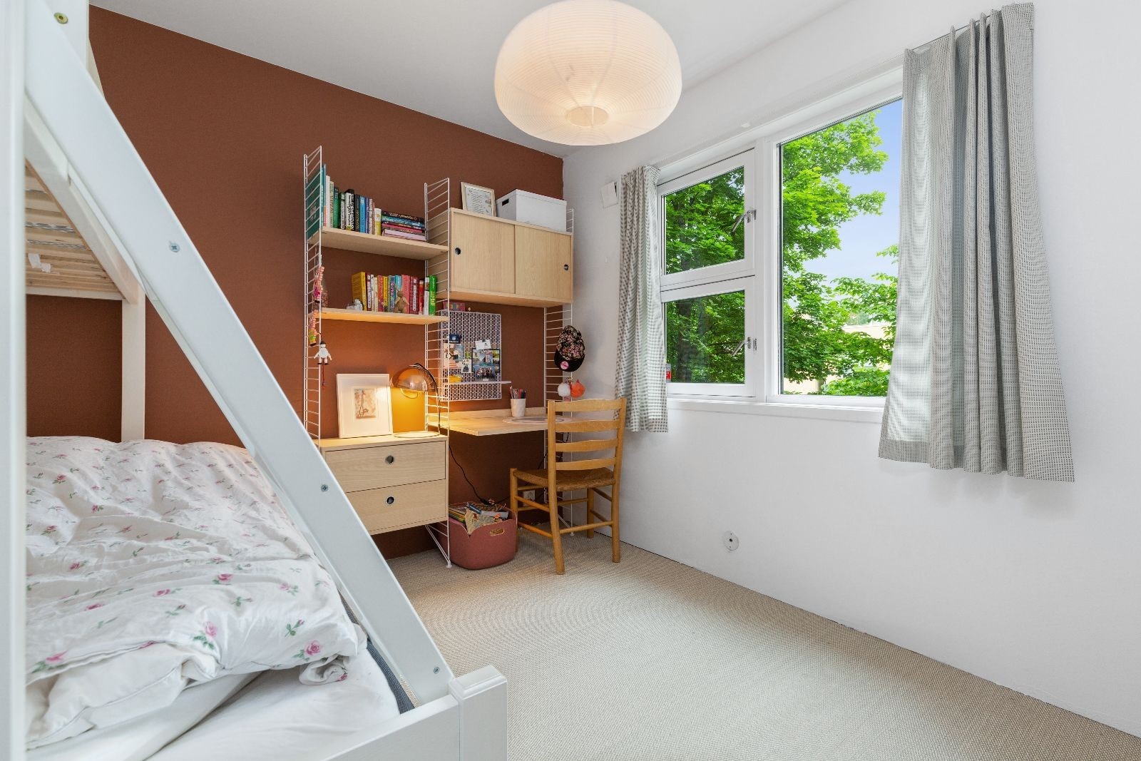 Romslig soverom 3 med plass til køyeseng og skrivebord. Galleribilde