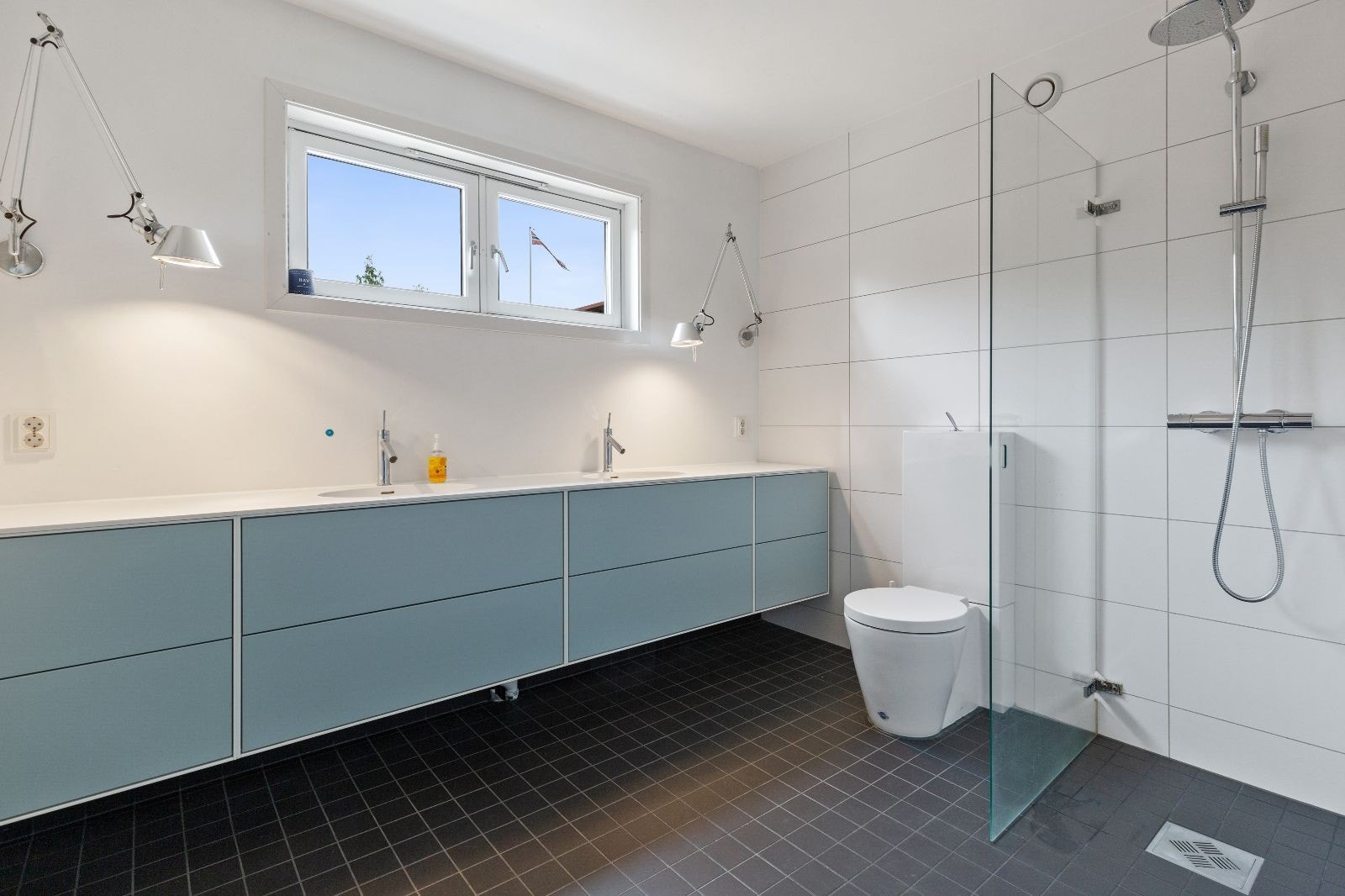 Flott bad med varmekabler i gulv, god benkplass og dusjvegg. Galleribilde