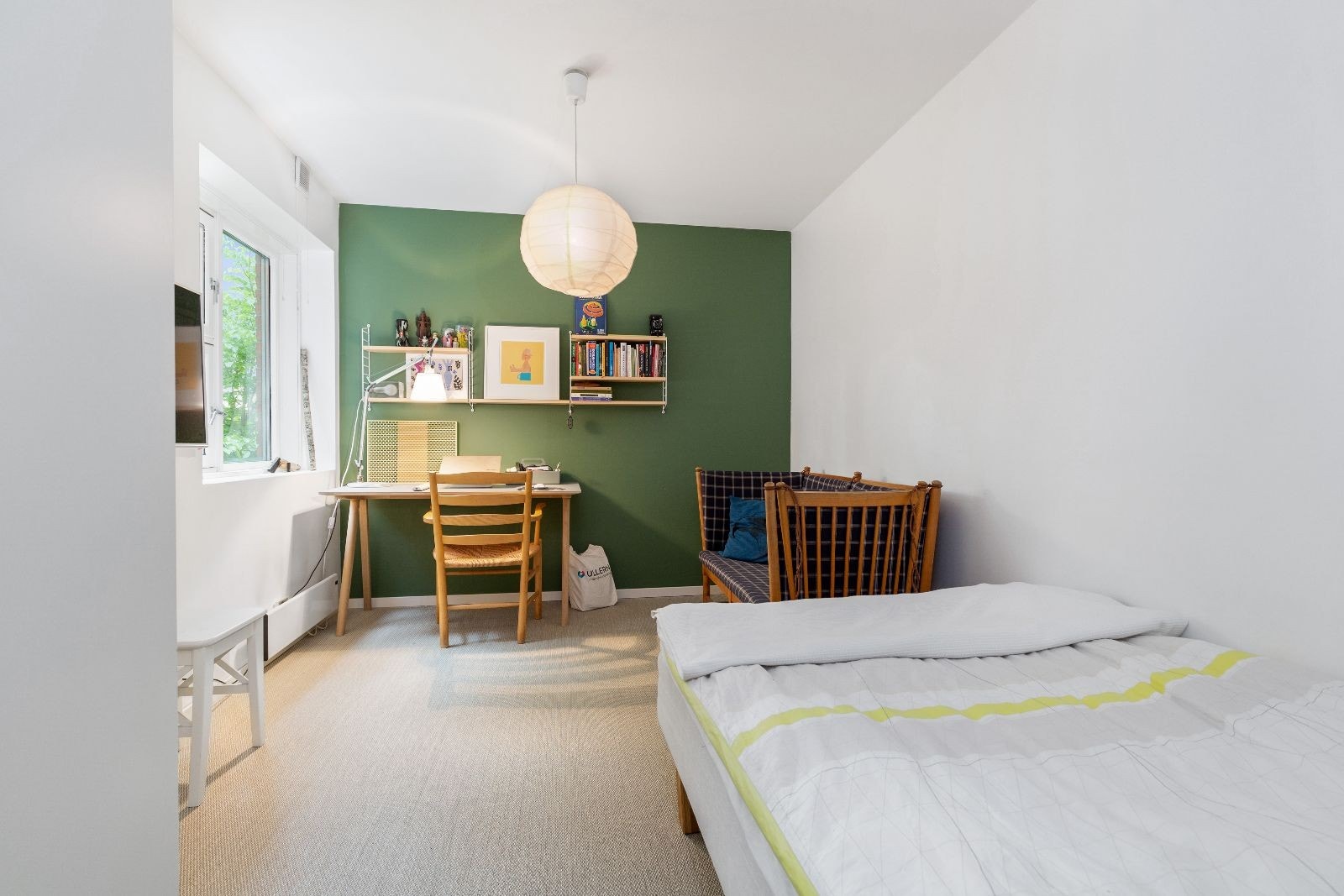 Soverom 2 med god plass til seng, kontorpult etc. Garderobeskap følger med. Galleribilde