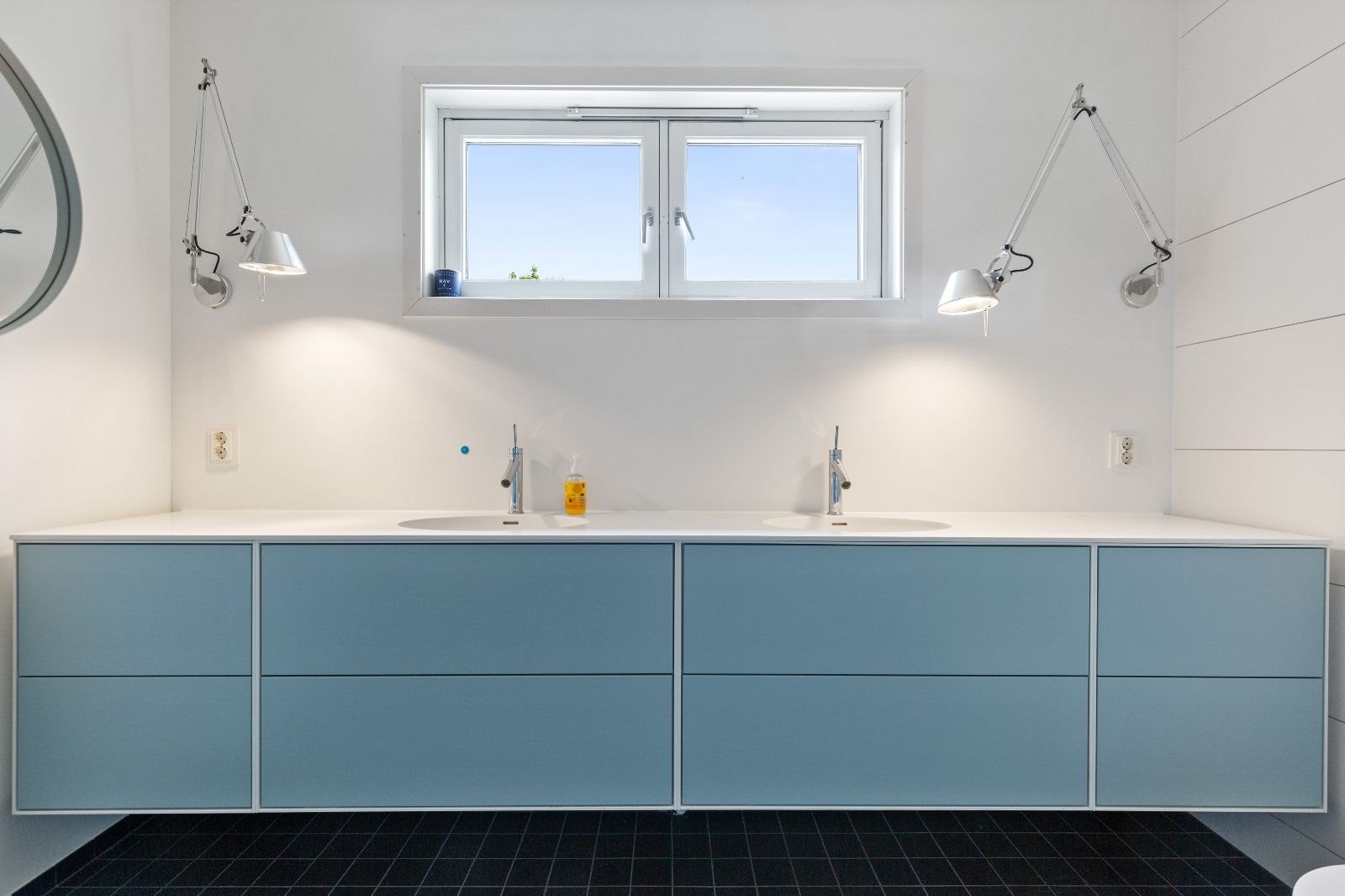 Dobbel servant og god oppbevaringsplass i servantskap på bad. Vindu som gir naturlig dagslys. Galleribilde