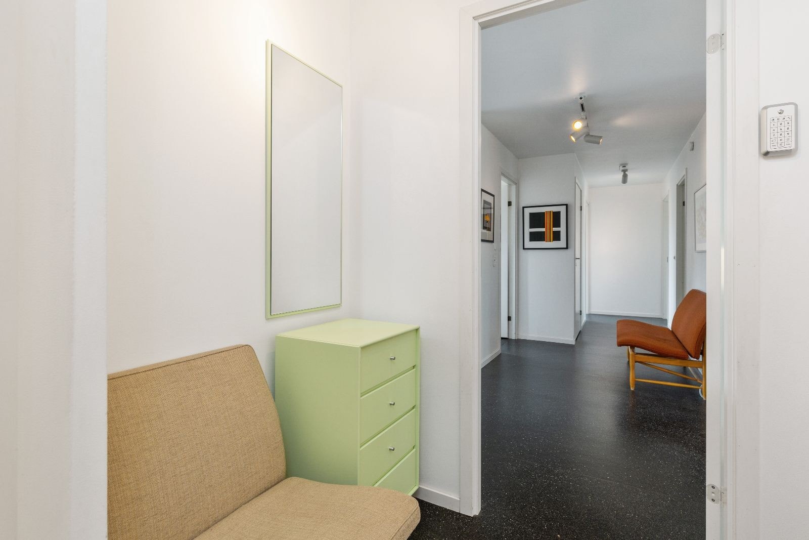 Ved entré er det en innvendig bod med god plass til yttertøy og sko, samt et stort fryseskap. Galleribilde