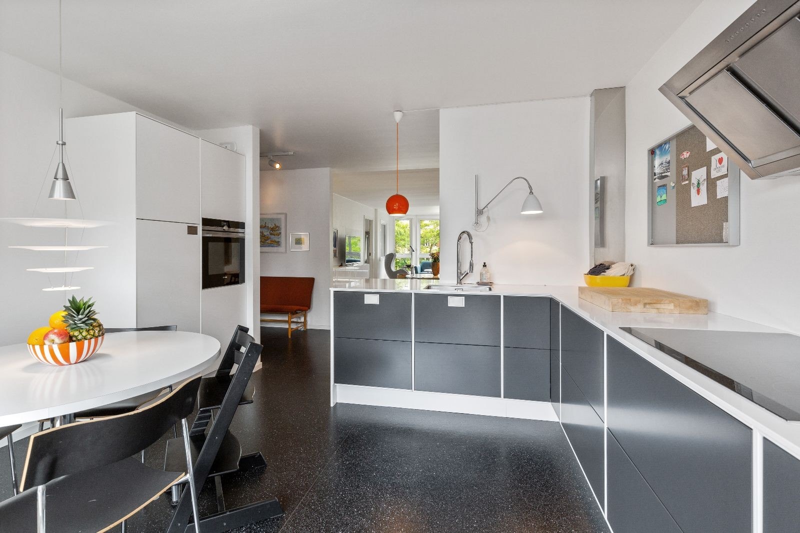 God skap- og benkplass på kjøkken og alle hvitevarer er integrert. Galleribilde