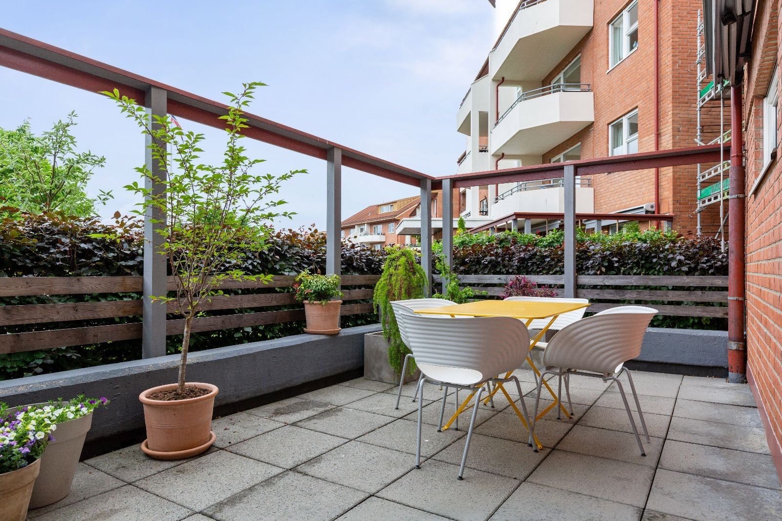 Utgang til terrasse fra kjøkken. God plass til hagemøbler, grill etc. Gode solforhold. Galleribilde