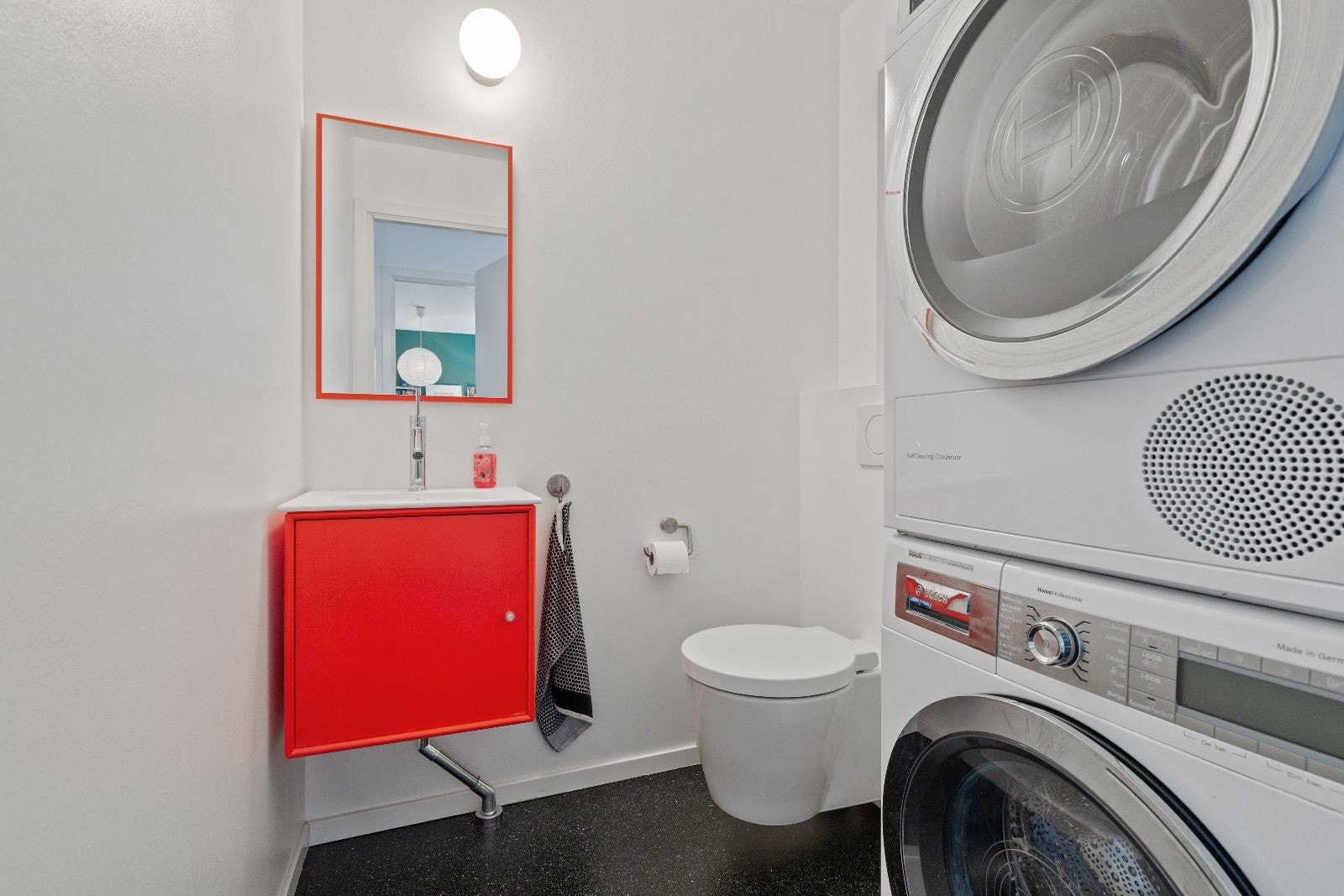 Separat gjestetoalett/vaskerom med opplegg til både vaskemaskin og tørketrommel. Galleribilde