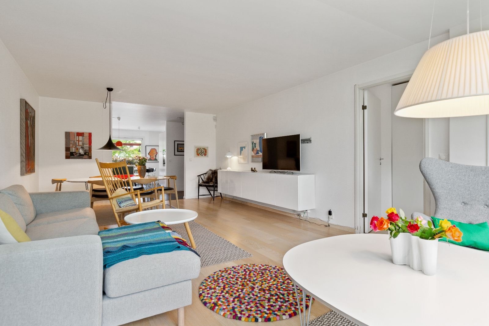 Gjennomgående leilighet med plass til både sofagruppe og spisebord. Veggmontert skjenk følger med. Galleribilde