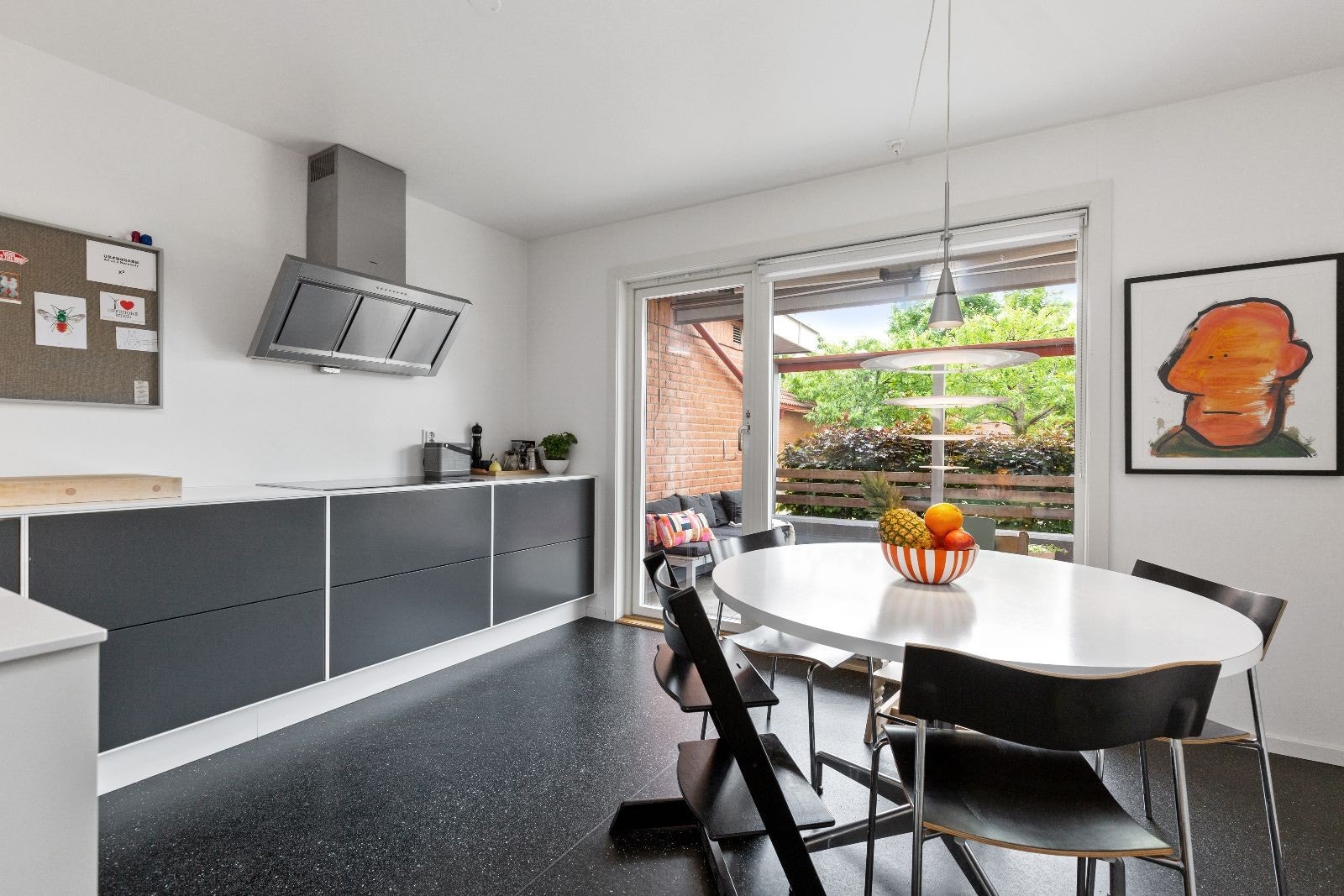 Flott, nyere kjøkken med plass til spisebord. Utgang til hyggelig terrasse fra kjøkken. Galleribilde