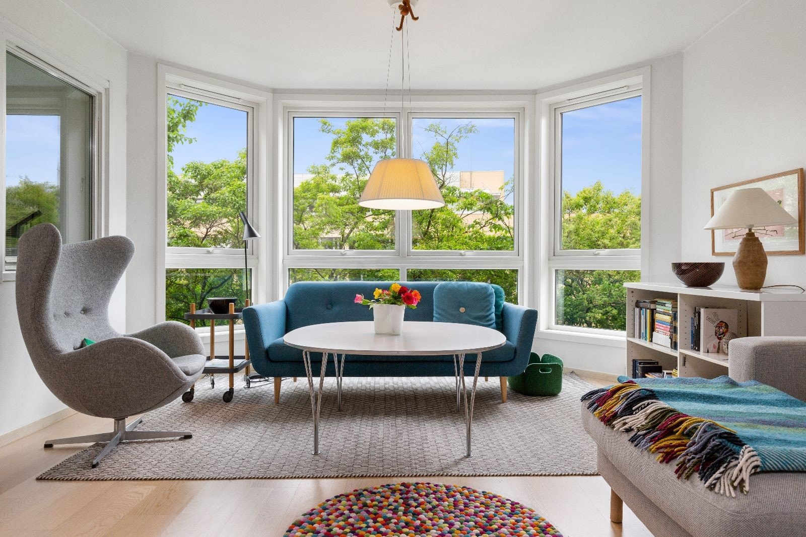 Svært gode lysforhold med store vinduer i stuen. Varmtvann, kabel-tv og Internett inkl. i husleien. Galleribilde