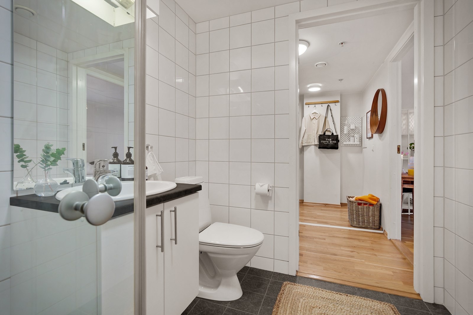 - Badet er innredet med toalett, benkeskap med servant, dusj og opplegg for vaskemaskin - Galleribilde