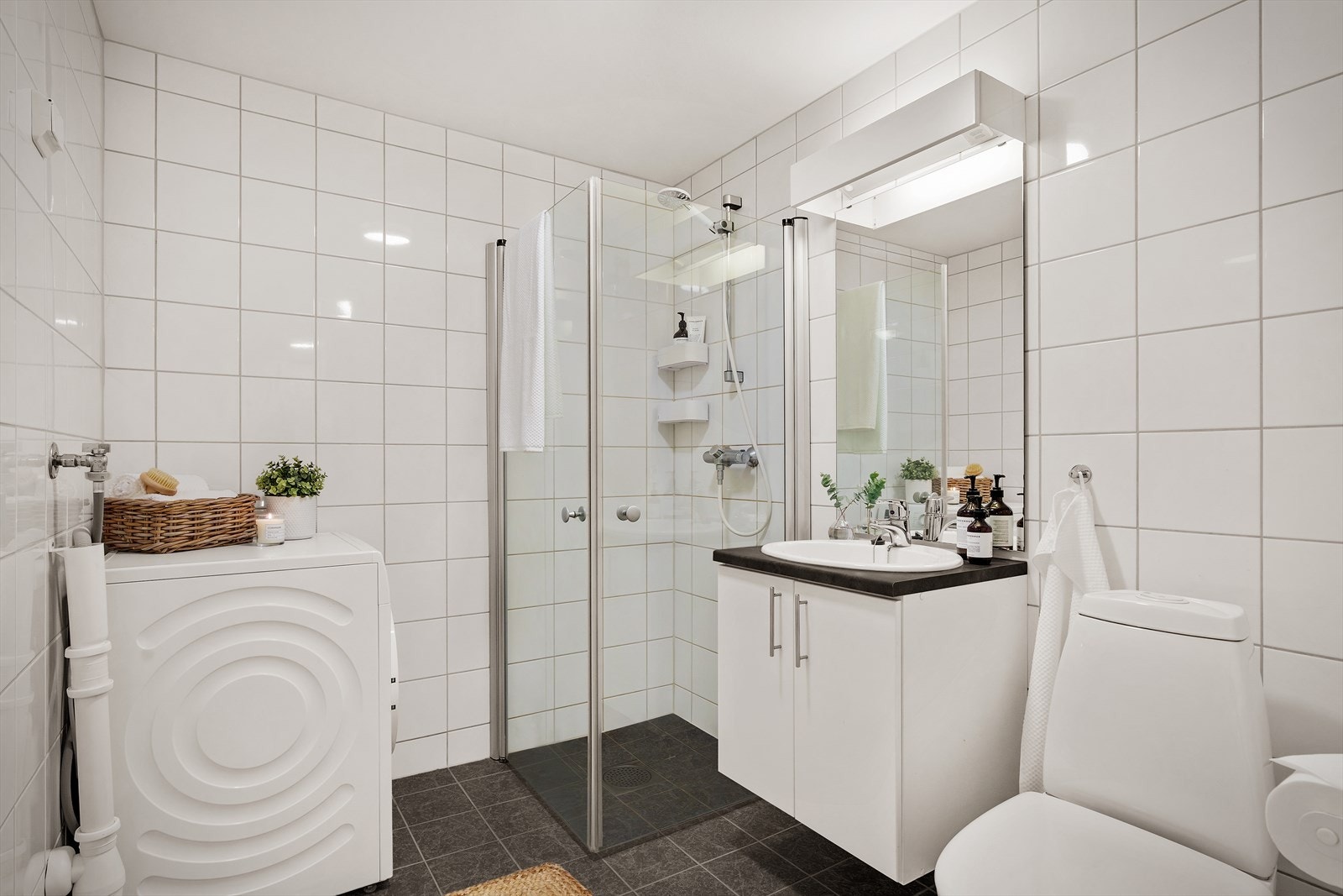 - Pent helfliset bad med varme i gulv - Galleribilde