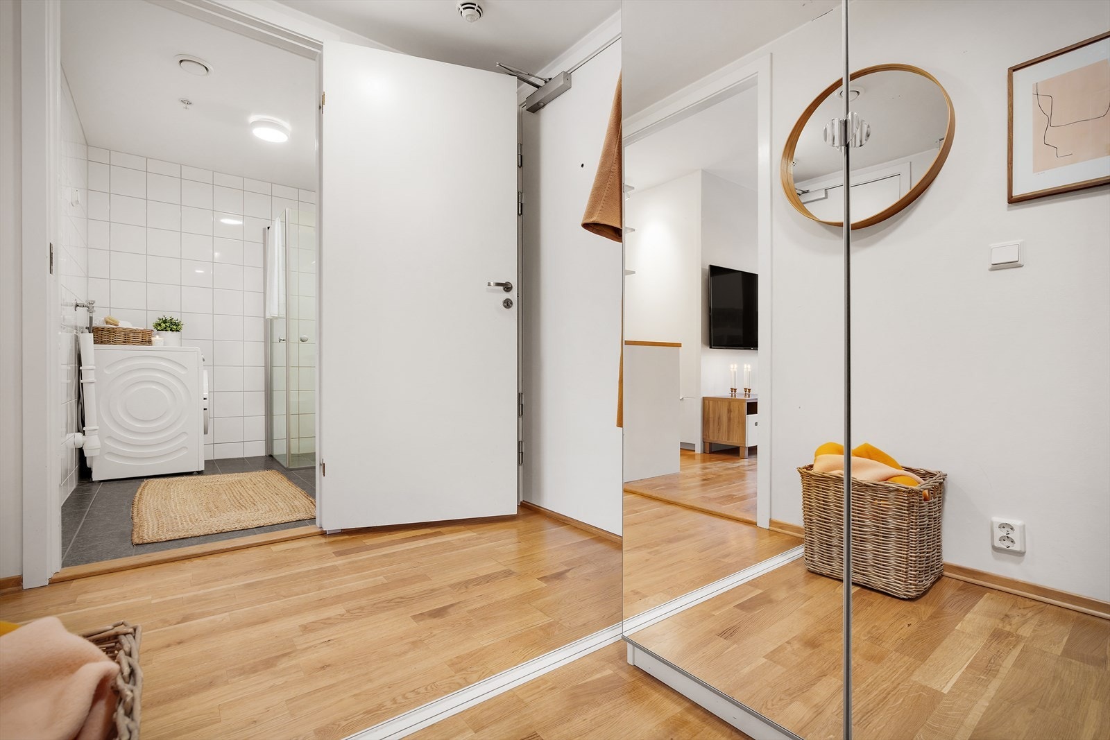 - Leiligheten har en lys entré på 5,2 m² - Galleribilde