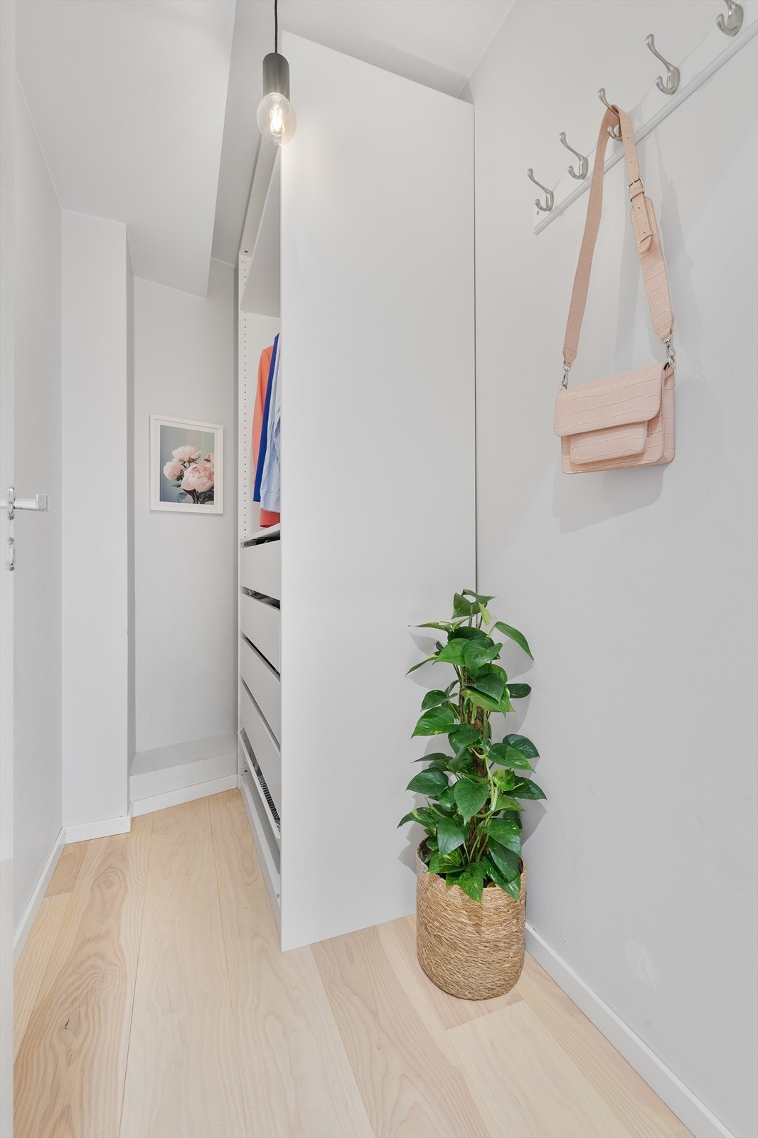 Praktisk bod med adkomst fra mellomgang mellom entré og stue. Galleribilde