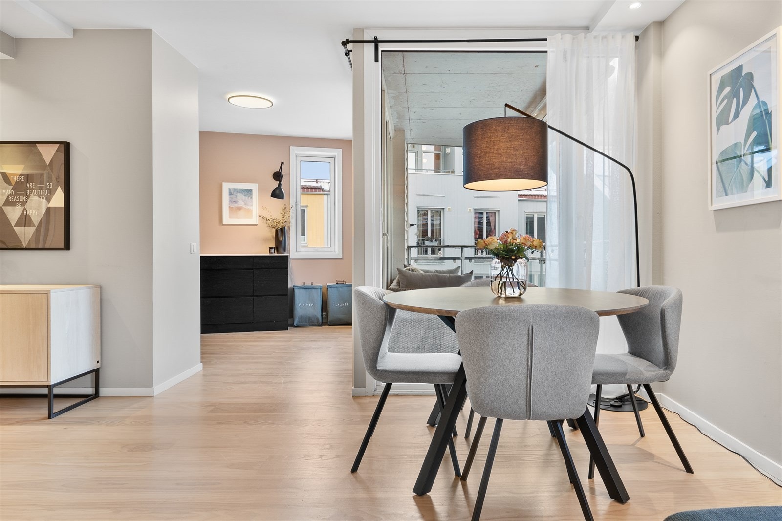 Kjøkken og stue i delvis åpen løsning. Galleribilde