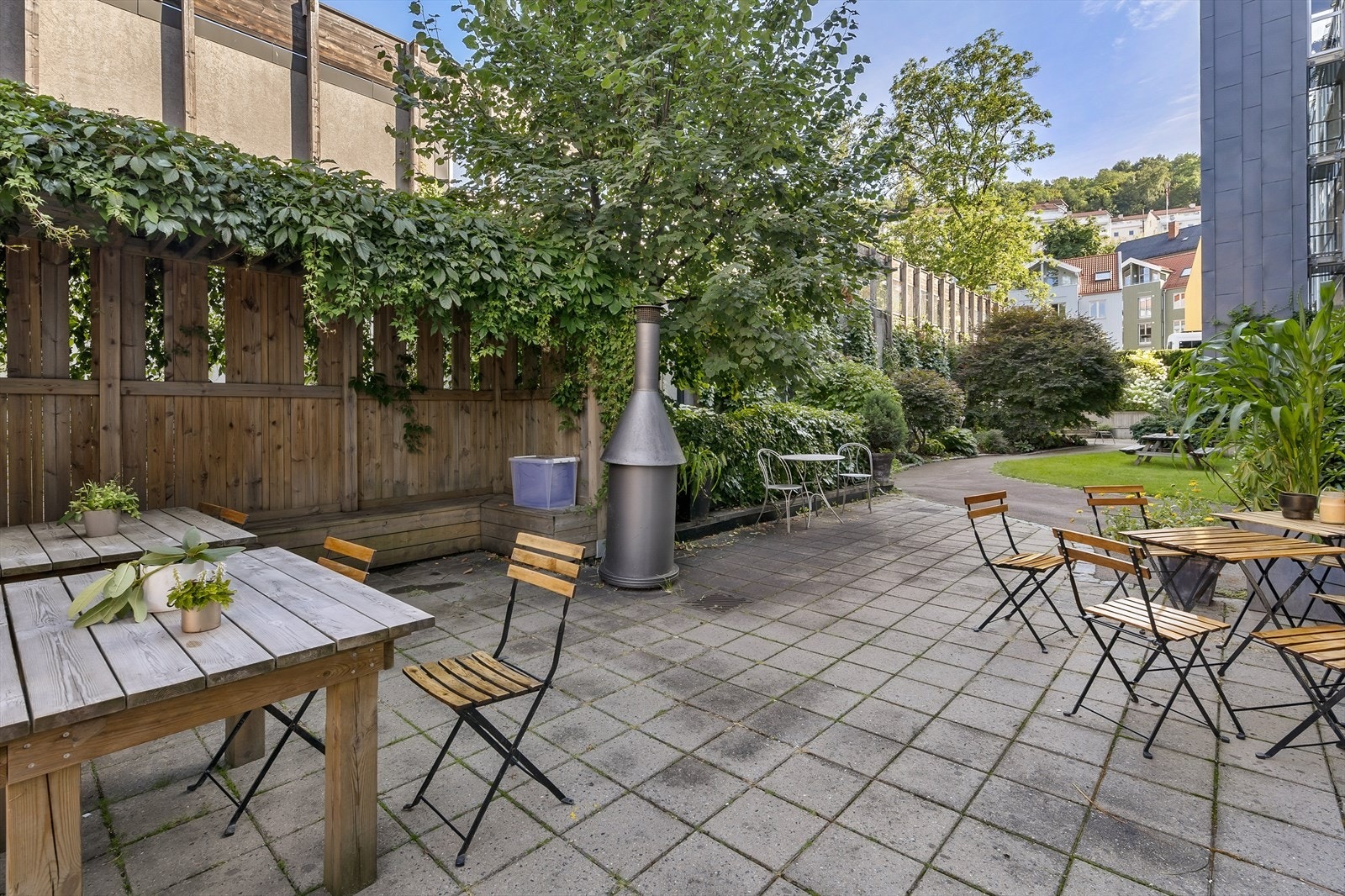 Sameiet har en pent opparbeidet hage med gressplen, sittegrupper og beplantning. Galleribilde