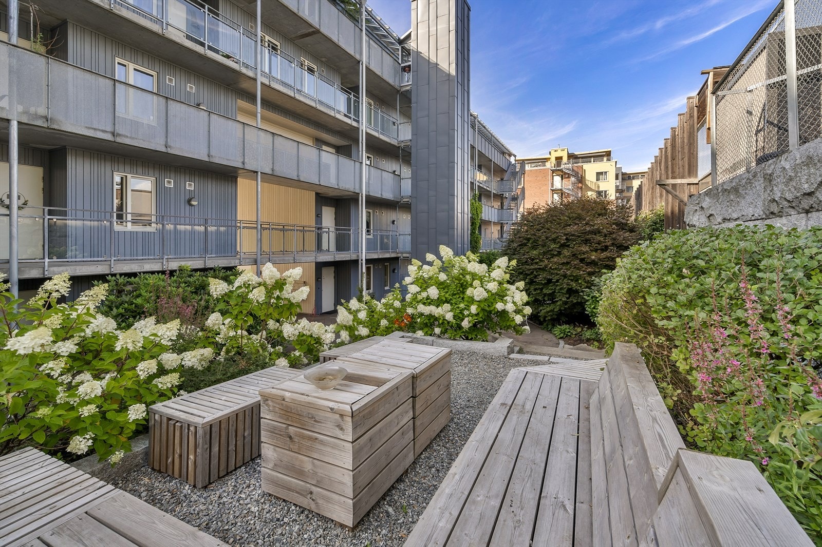 Sameiet har en pent opparbeidet hage med gressplen, sittegrupper og beplantning. Galleribilde