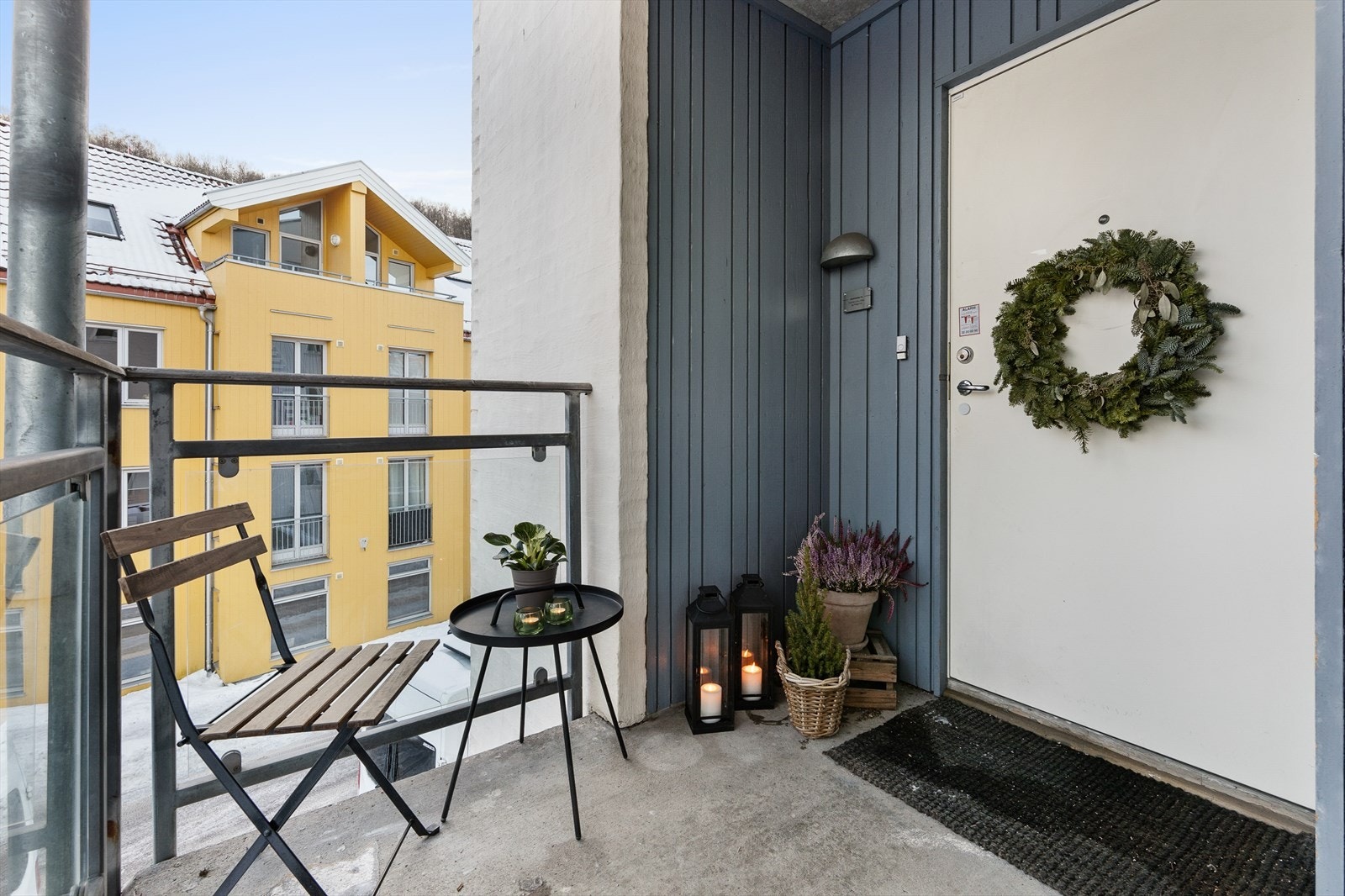 Velkommen inn! Leiligheten ligger helt i enden av svalgangen og har dermed ingen trafikk forbi. Galleribilde