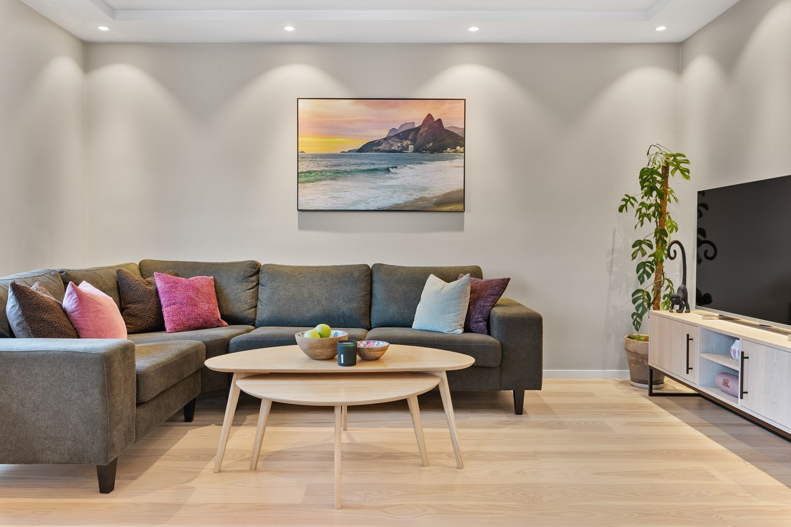 Stuen har god plass til stor sofagruppe og mediemøbler. Galleribilde