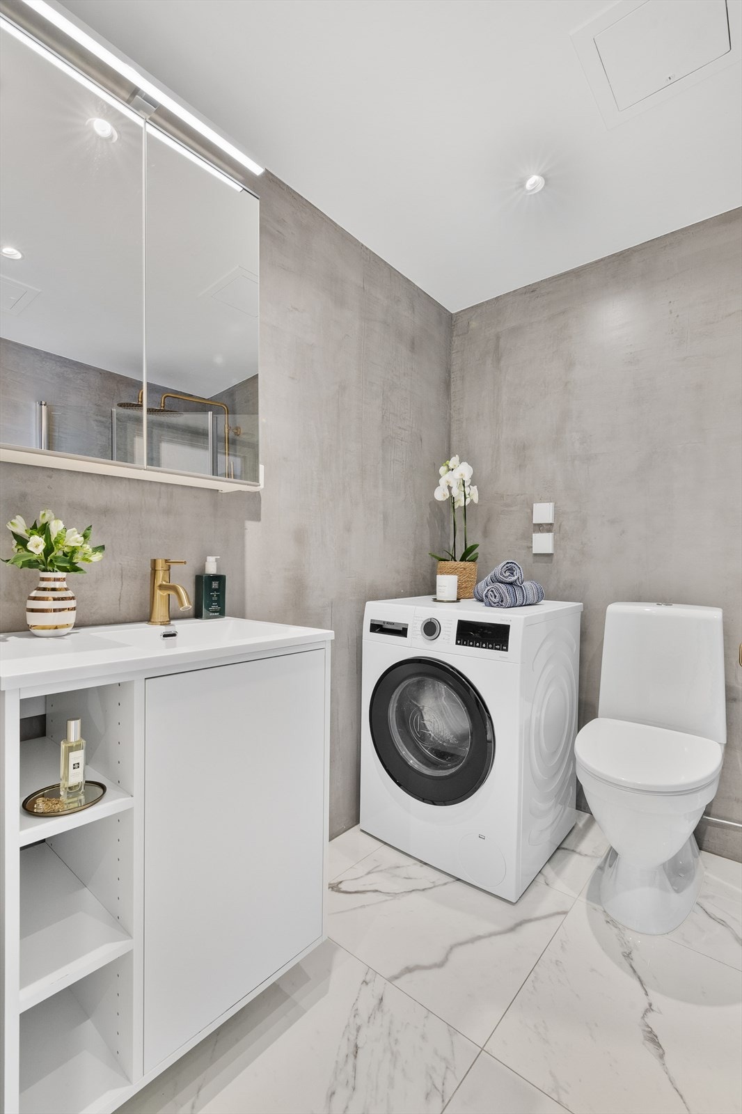 Delikat bad som ble overflateoppusset i 2018. Hovedkonstruksjon (bl.a. rør, sluk og tettesjikt) er originalt fra byggeår. Galleribilde