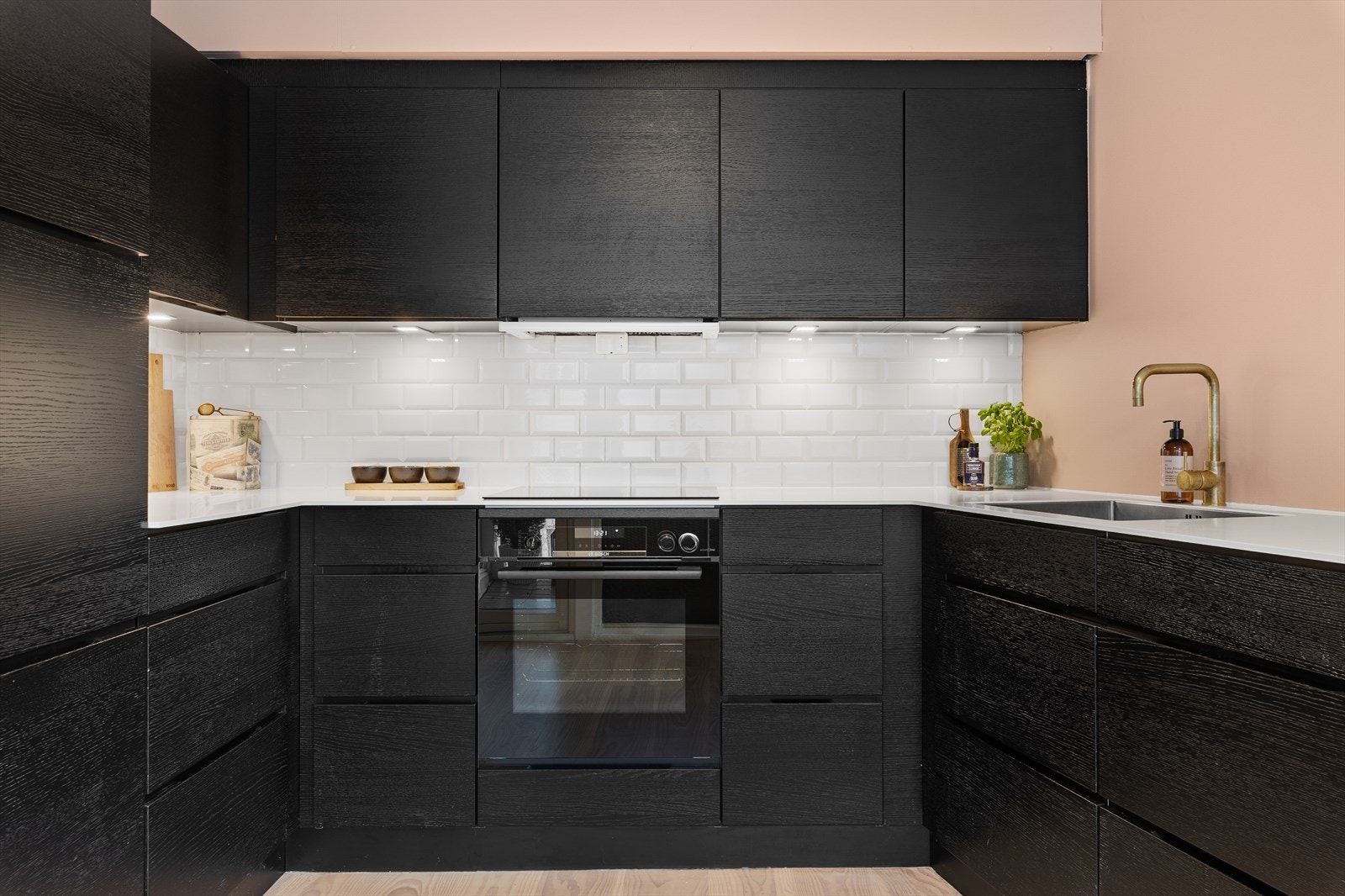 Innredningen er levert av kvalitetsleverandøren Kvik og har slette finerte fronter og integrerte hvitevarer som induksjonsplatetopp, stekeovn, oppvaskmaskin og kjøle- og fryseskap. Galleribilde