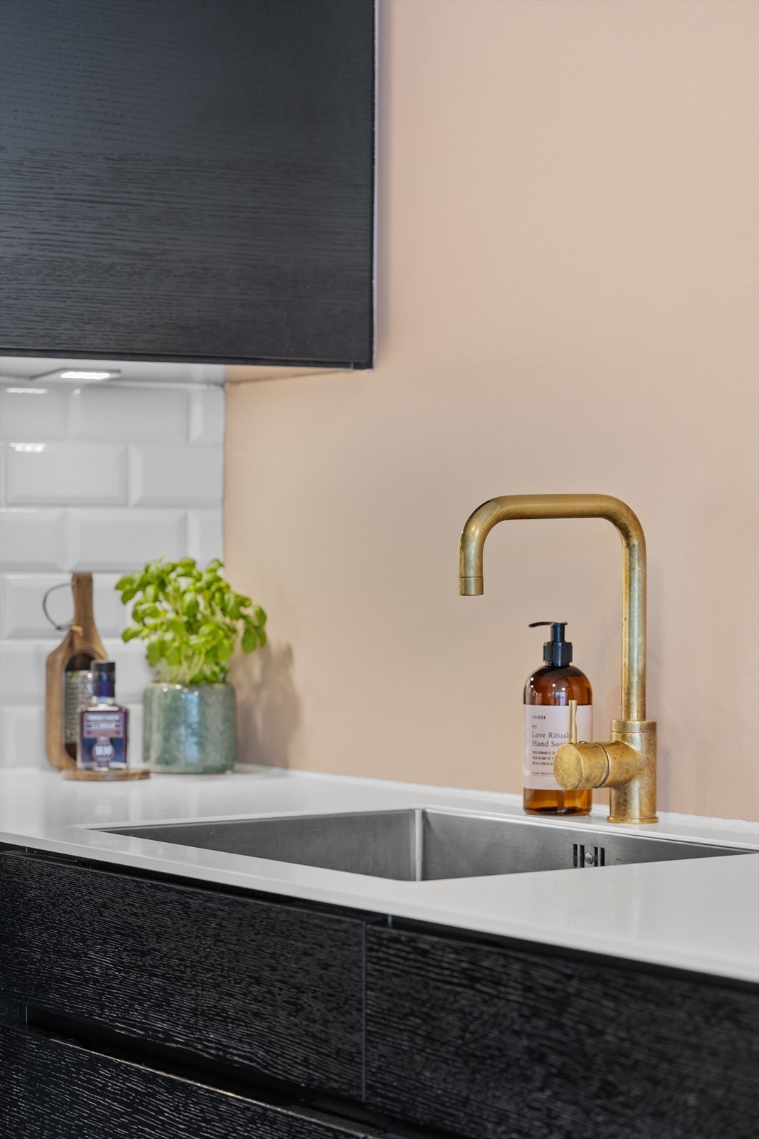 Lekre detaljer som Corian (eller lignende) benkeplate og stilig ettgreps kjøkkenarmatur. Galleribilde