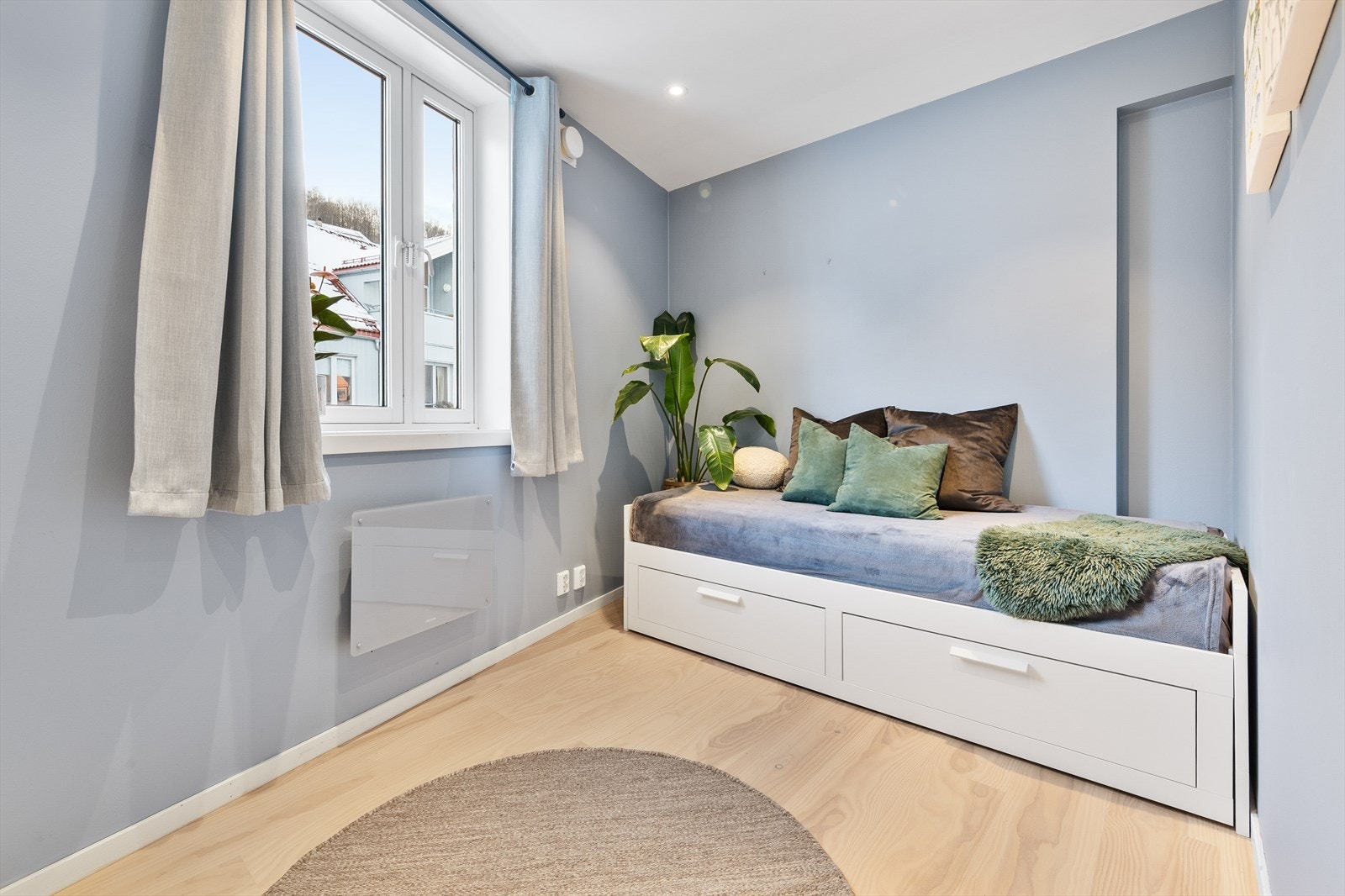 Soverom 2 fungerer ypperlig som barnerom, gjesterom eller kontor og har plass til seng, skrivepult og skap. Galleribilde