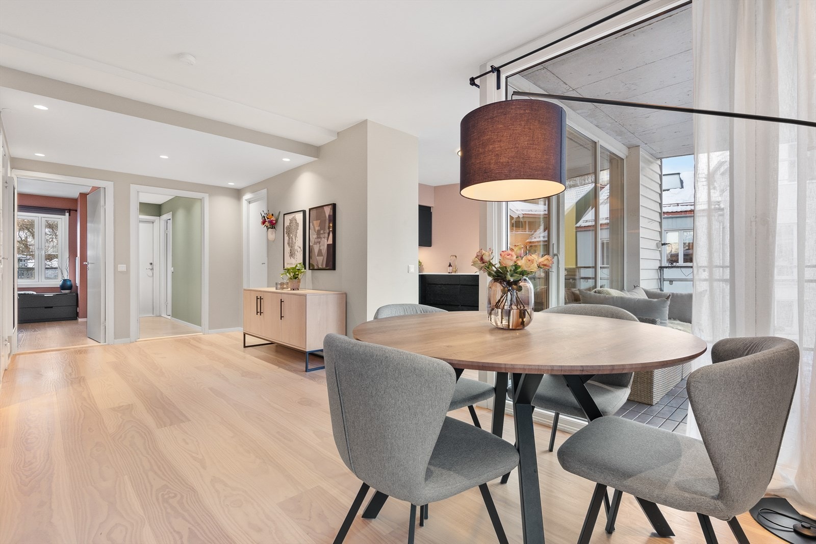 Leiligheten er malt i moderne, delikate farger og har lyst 1-stavs parkettgulv. Galleribilde