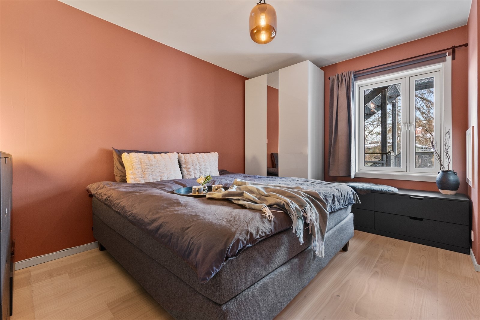 Hovedsoverommet med god plass til dobbeltseng og tilhørende nattbord. Galleribilde