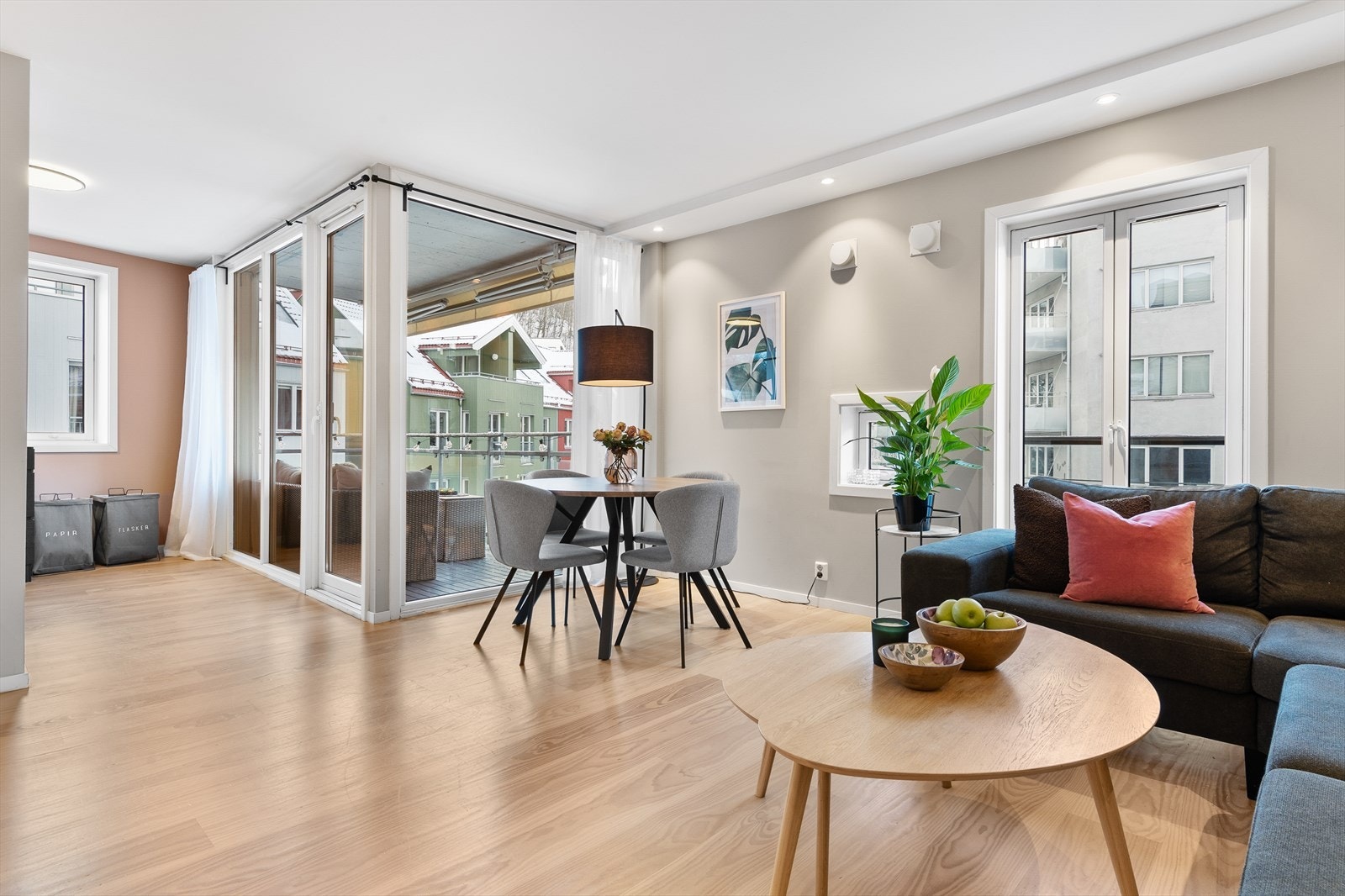 De mange og store vinduene sørger for at oppholdsrommet oppleves meget luftig og behagelig. Galleribilde