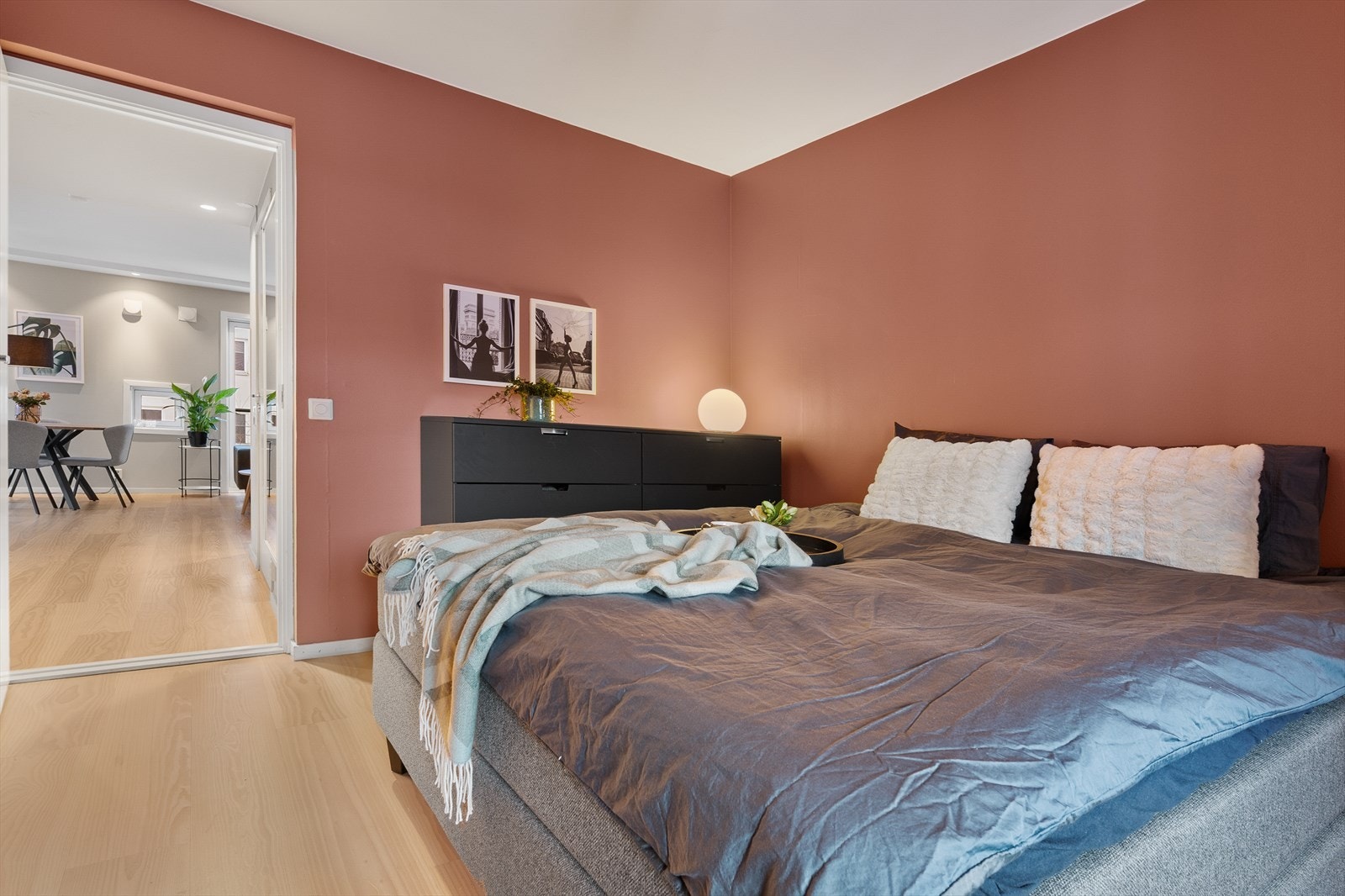 Utformingen og størrelsen på soverommet åpner opp for rikelig med lagringsplass i skap og kommoder. Galleribilde