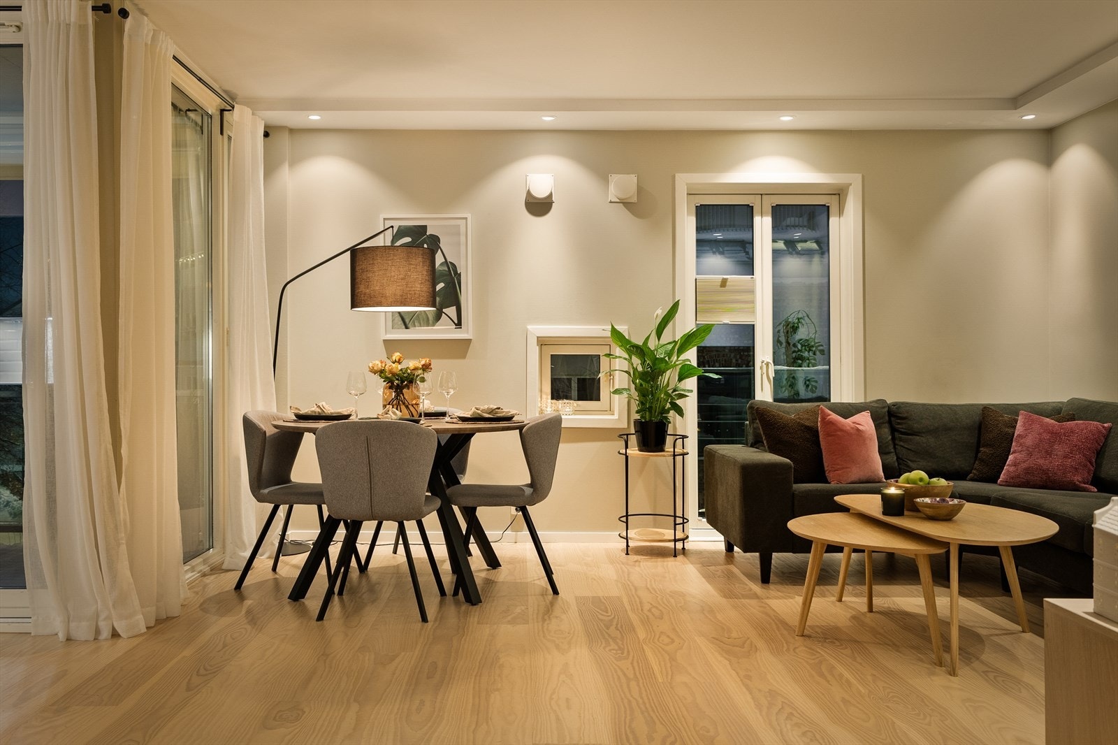 Dette er en lys og lekker 3-roms hjørneleilighet beliggende i 4. etasje i bygg fra 2002 med heisadkomst og medfølgende garasjeplass i kjeller. Galleribilde