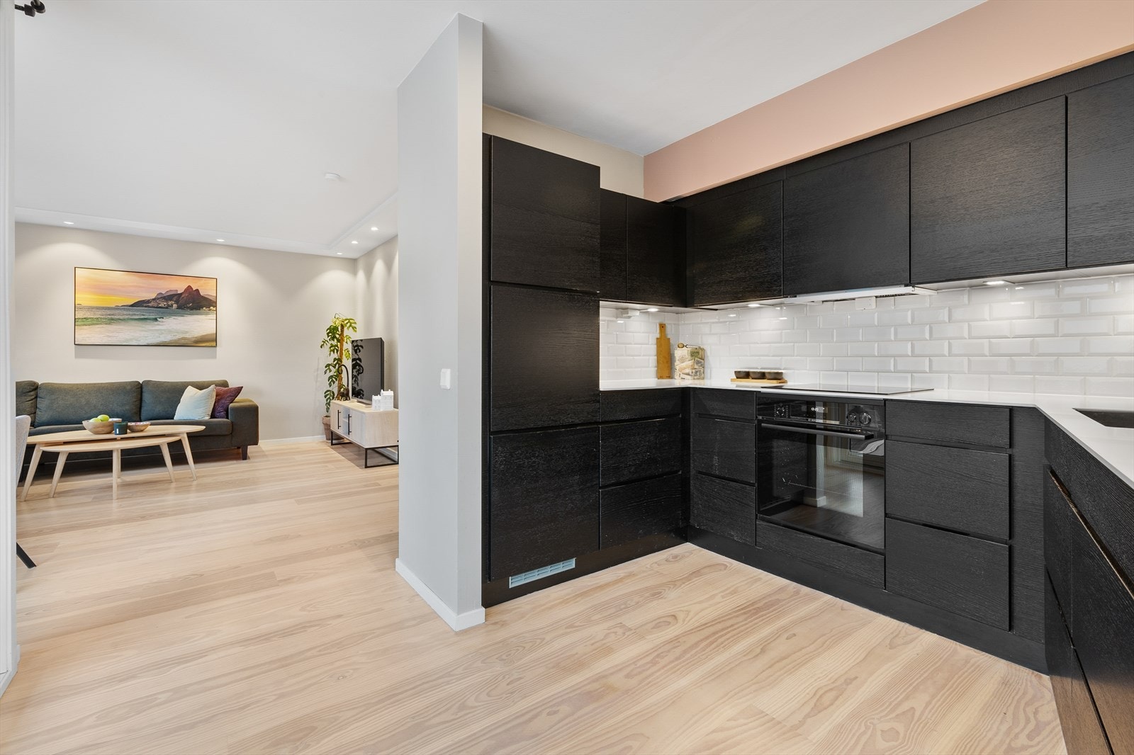 Kjøkkenet er i delvis åpen løsning mot stuen men samtidig tilbaketrukket i egen del av rommet. Galleribilde