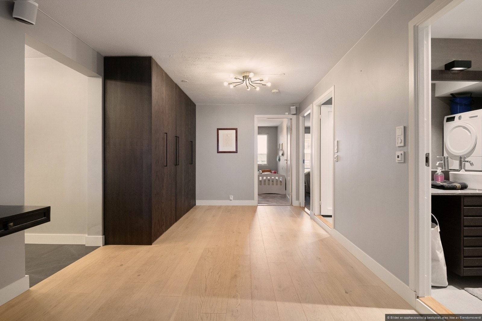 En meget romslig gang hvor det er godt med oppbevaringsplass for yttertøy og sko. Galleribilde