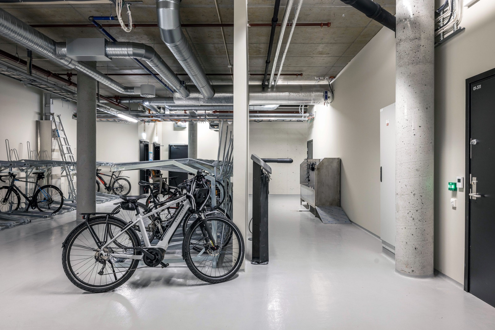 Innendørs sykelparkering og sykkelspa Galleribilde