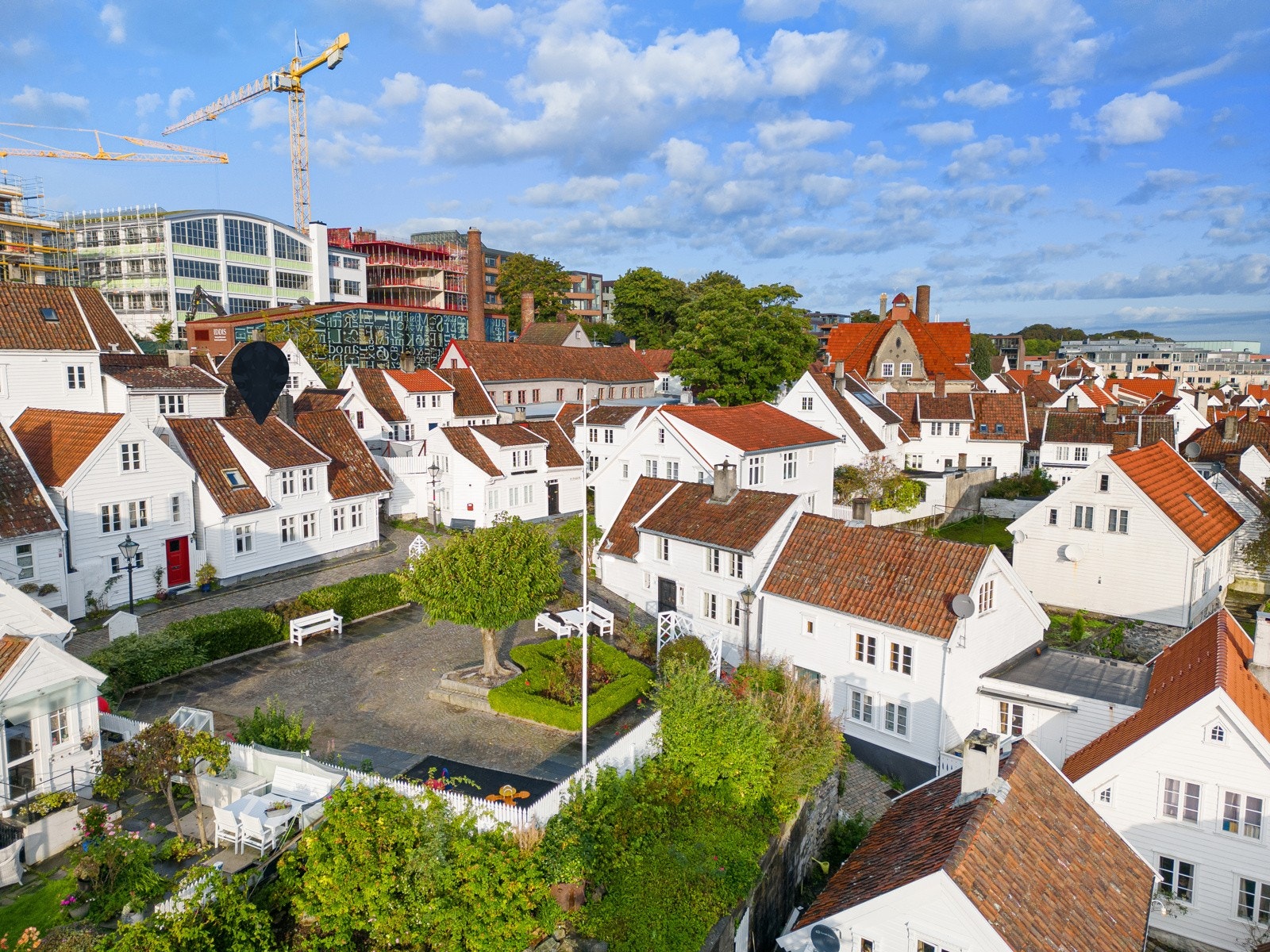 Eiendommen er beliggende i idylliske Gamle Stavanger like ved Hedéns plass. Galleribilde