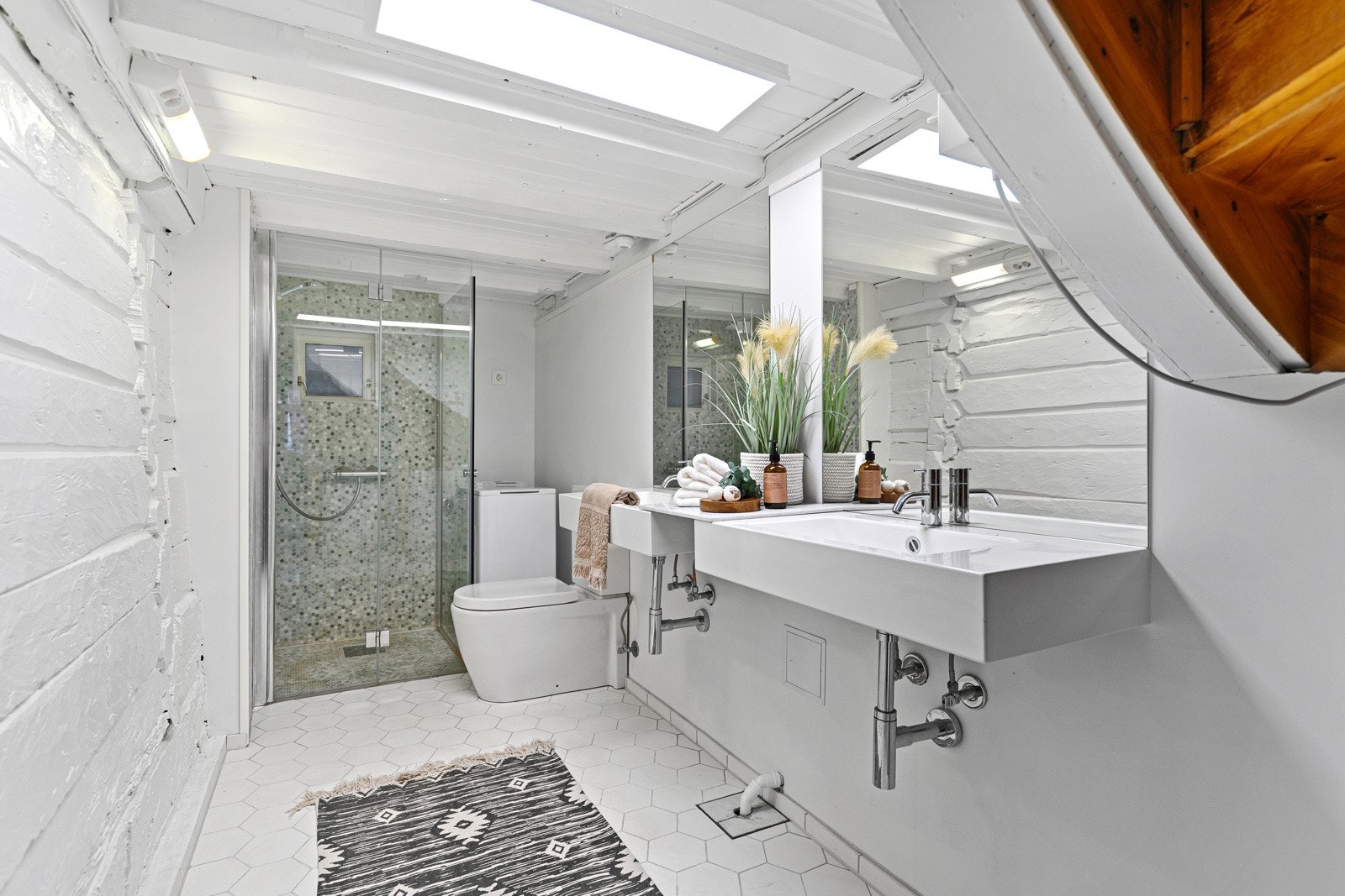 Nåværende eier har oppgradert badet i 2021 med membran, fliser, vannrør og sanitærutstyr. Galleribilde
