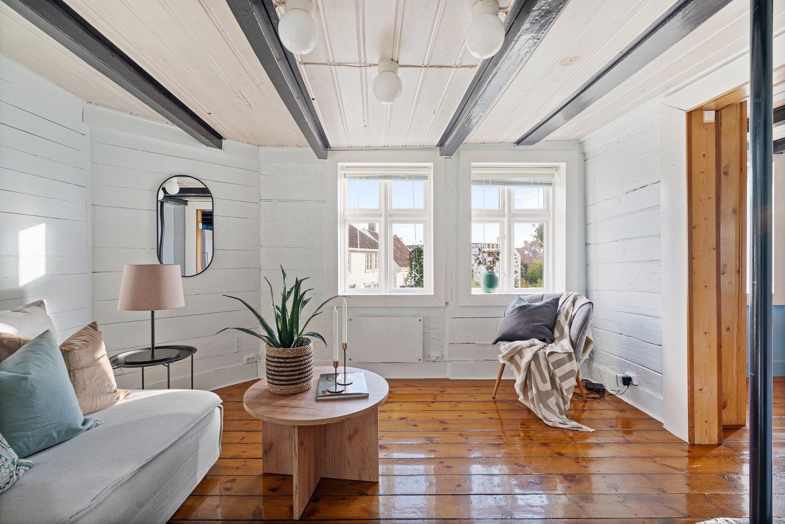 1. etasje består av entré/gang, bad og stue/kjøkken. Galleribilde