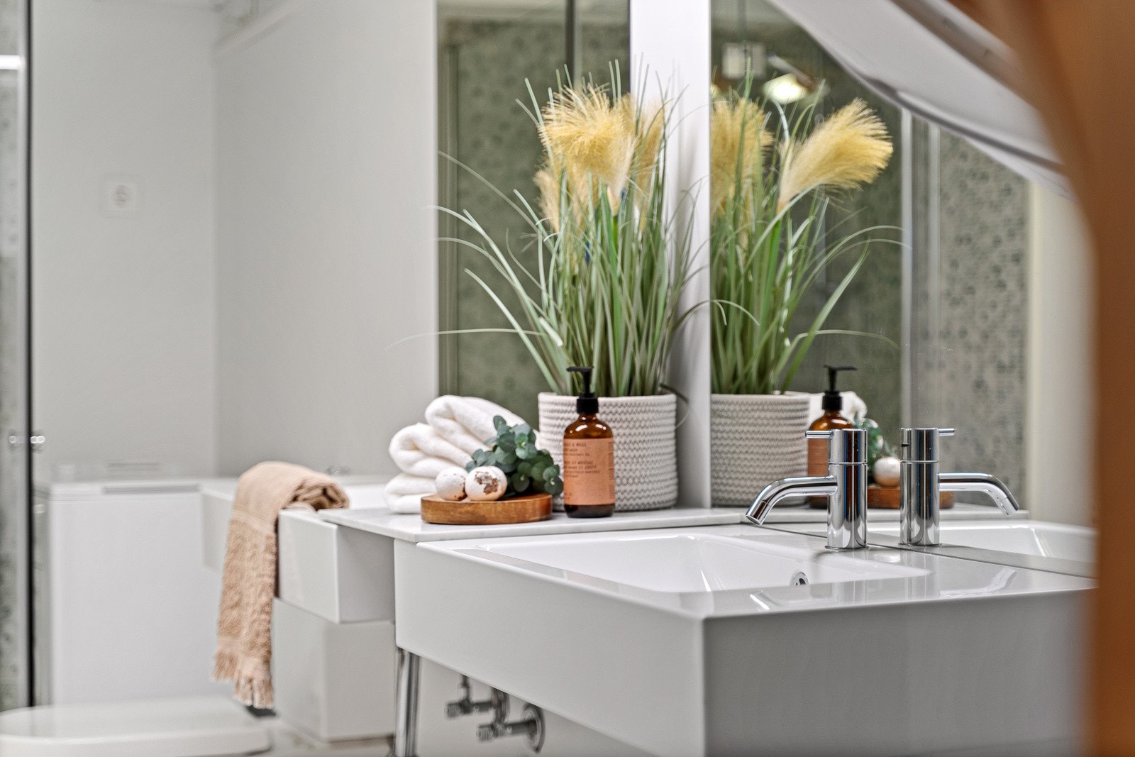 Badet fremstår svært innbydende og har opplegg for vaskemaskin. Galleribilde