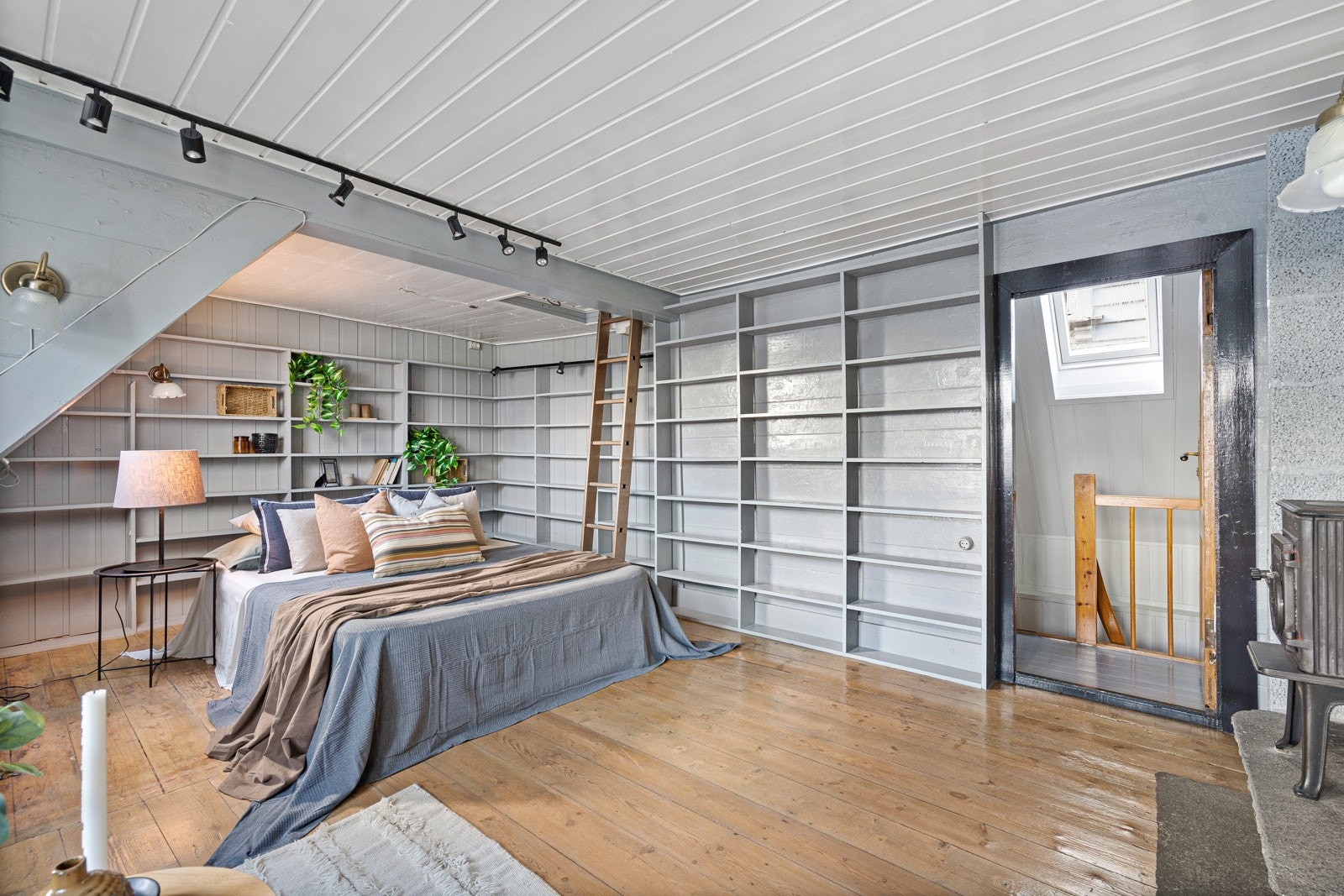 2. etasje inneholder gang, stue og soverom. Galleribilde