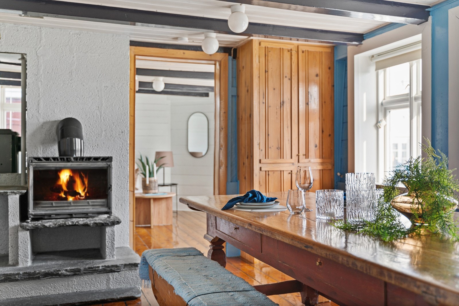 Boligen varmes opp via ildsteder og elektrisk oppvarming. Naturlig ventilasjon med mekanisk avtrekk. Galleribilde