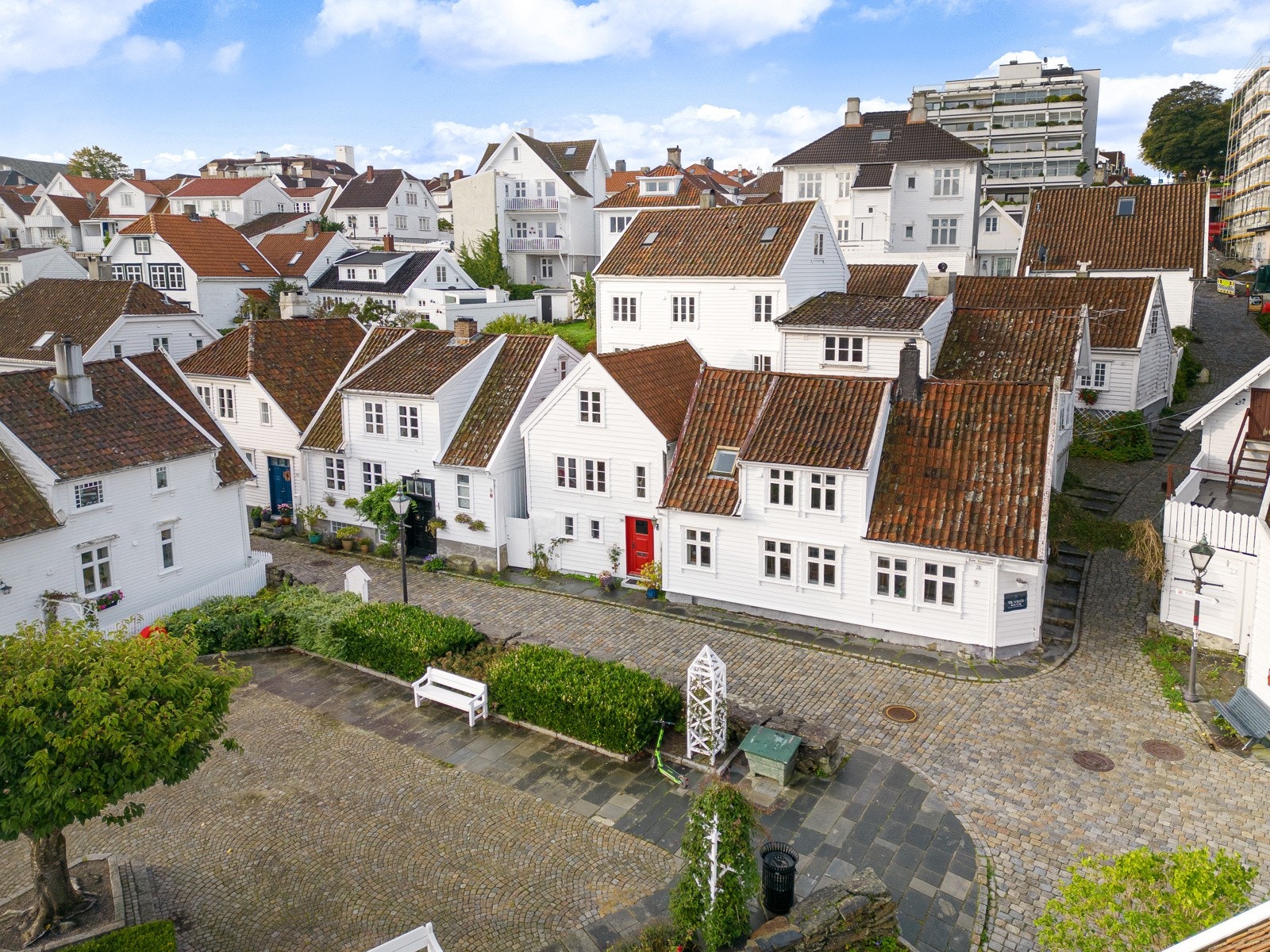 Tilkomst til eiendommen via koselige Andasmauet. Galleribilde
