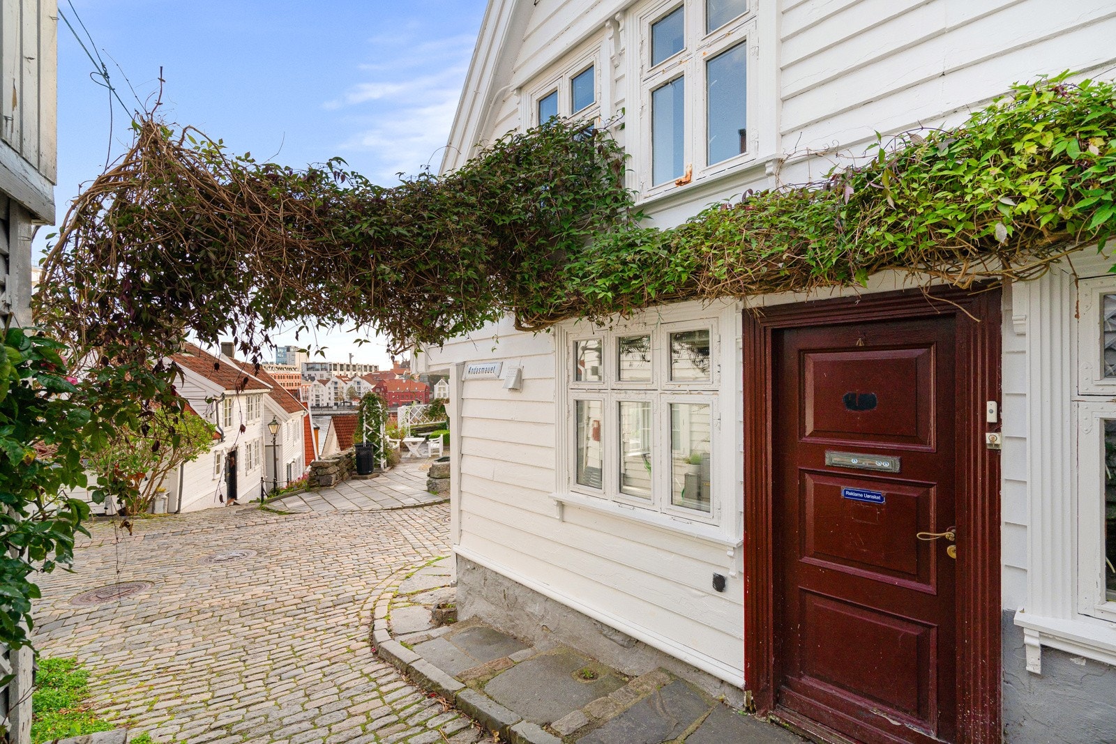Vi har nå fått for salg denne flotte og bemerkelsesverdige eneboligen, som dateres tilbake til det attende århundre. Galleribilde