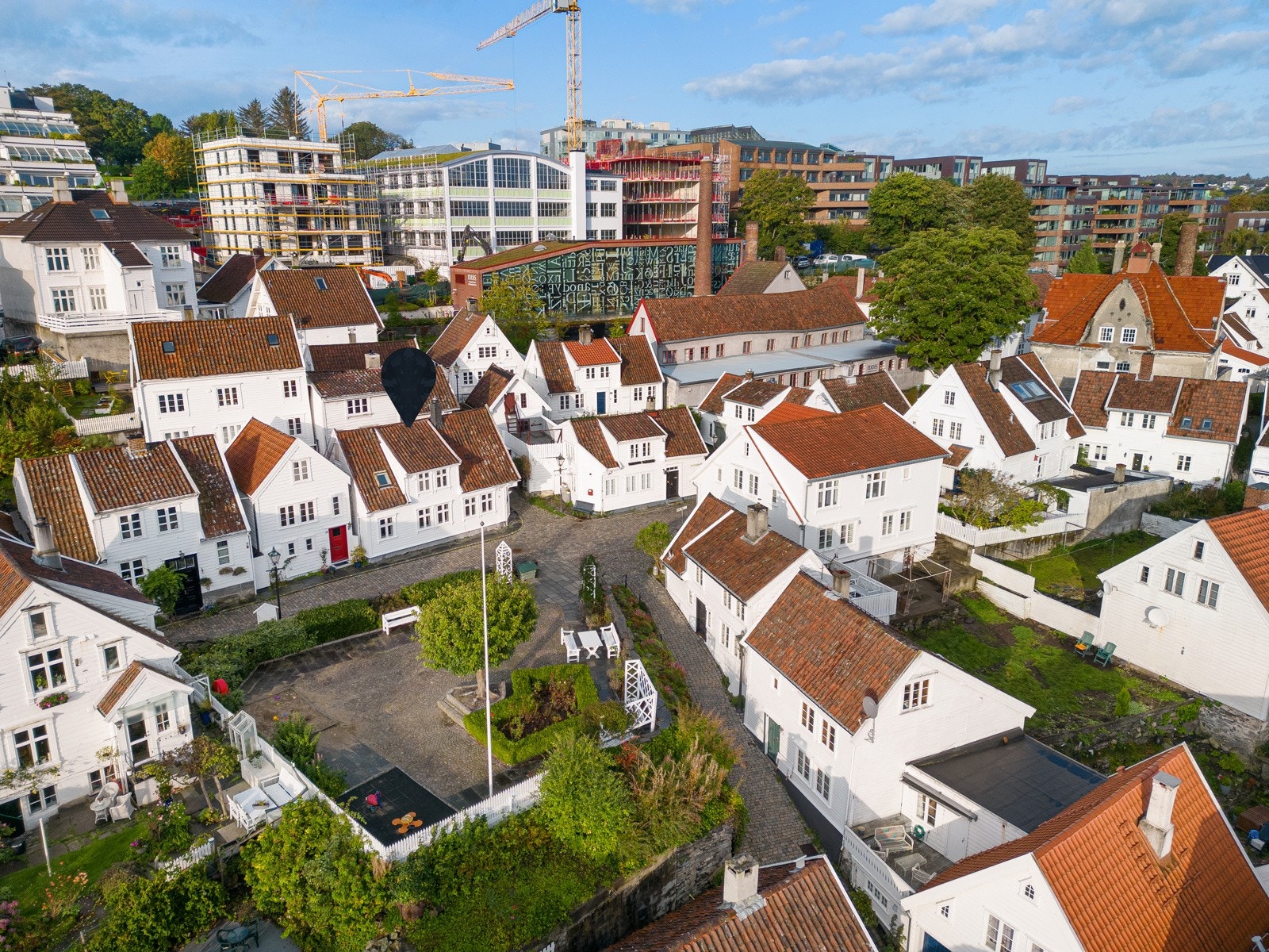 Området som omtales som Gamle Stavanger ligger på vestsiden av Vågen, og består av 173 trehus som ble oppført på slutten av 1700- og begynnelsen av 1800-tallet. Galleribilde