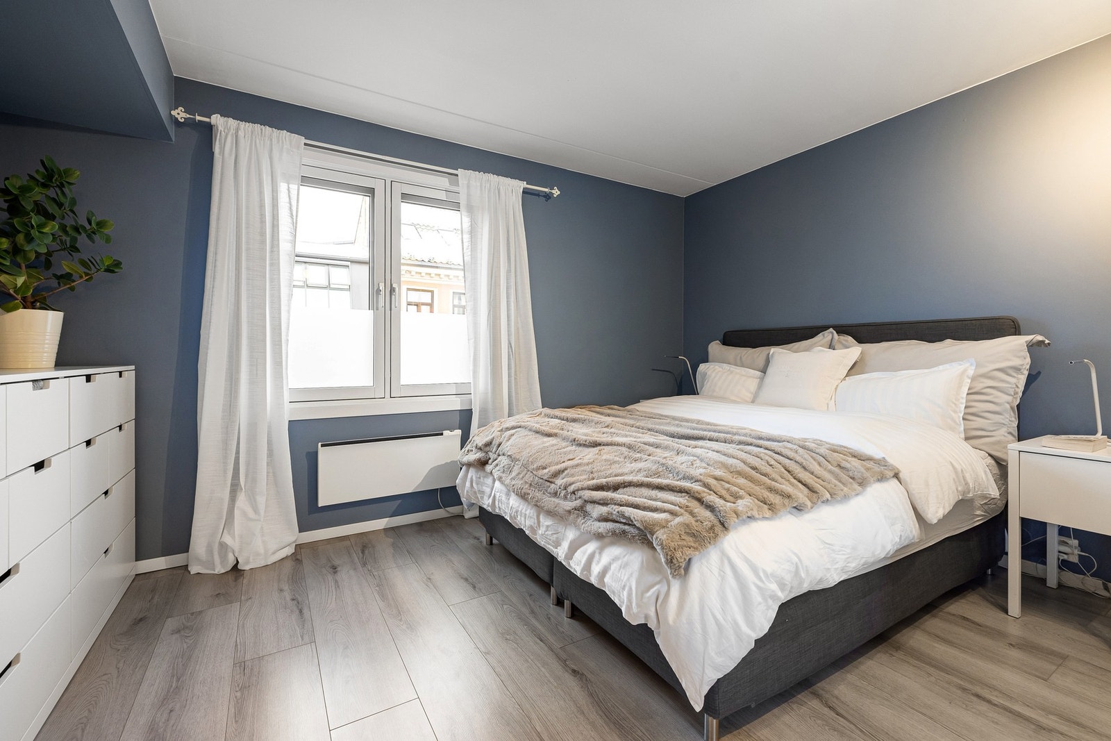 Meget romslig hovedsoverom, her er det god plass til både dobbeltseng, nattbord og eventuelt annet ønsket møblement. Galleribilde